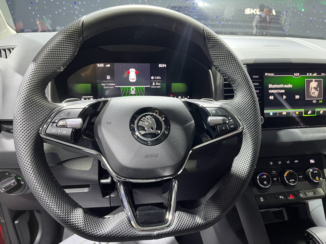 Chi tiết Skoda Karoq 2023 vừa ra mắt, giá lăn bánh dao động 1,14-1,24 tỷ đồng tại Hà Nội Chi tiết Skoda Karoq 2023 vừa ra mắt, giá lăn bánh dao động 1,14-1,24 tỷ đồng tại Hà Nội