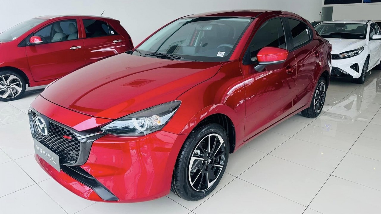 Cận cảnh Mazda 2 bản nâng cấp có mặt tại đại lý