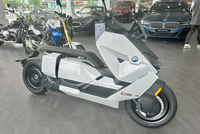 Xe máy điện BMW CE04 về Việt Nam, có giá lên tới 550 triệu đồng Xe máy điện BMW CE04 về Việt Nam, có giá lên tới 550 triệu đồng