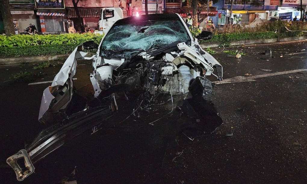 Xe MG gặp tai nạn biến dạng, lốc máy văng ra ngoài, hai người nguy kịch Xe MG gặp tai nạn biến dạng, lốc máy văng ra ngoài, hai người nguy kịch