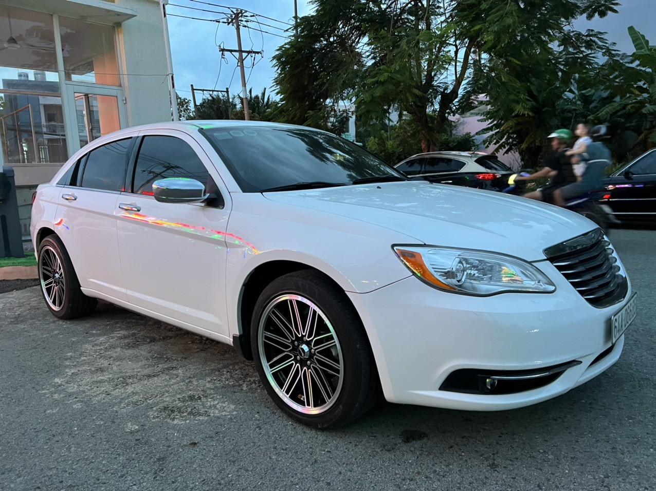 Xe lạ Chrysler 200 rao bán trên sàn xe cũ Xe lạ Chrysler 200 rao bán trên sàn xe cũ