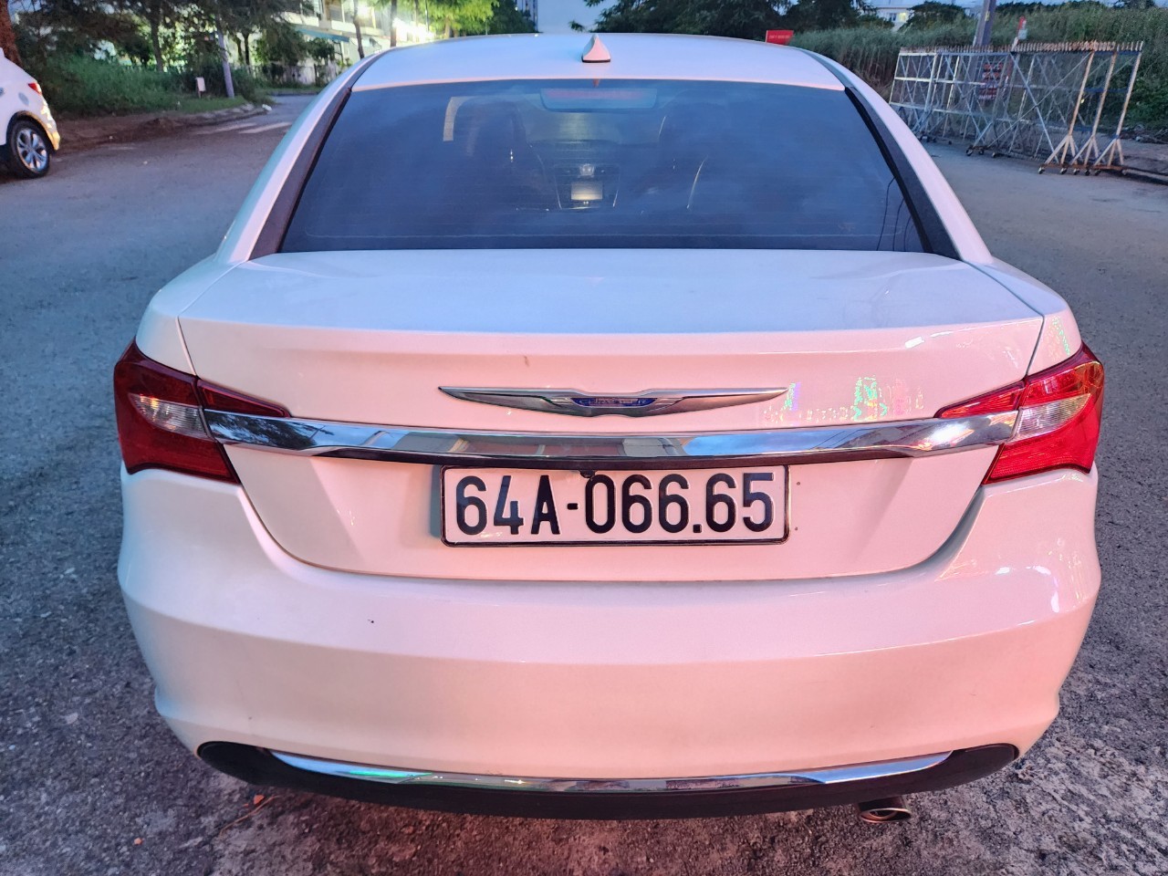 Xe lạ Chrysler 200 rao bán trên sàn xe cũ Xe lạ Chrysler 200 rao bán trên sàn xe cũ