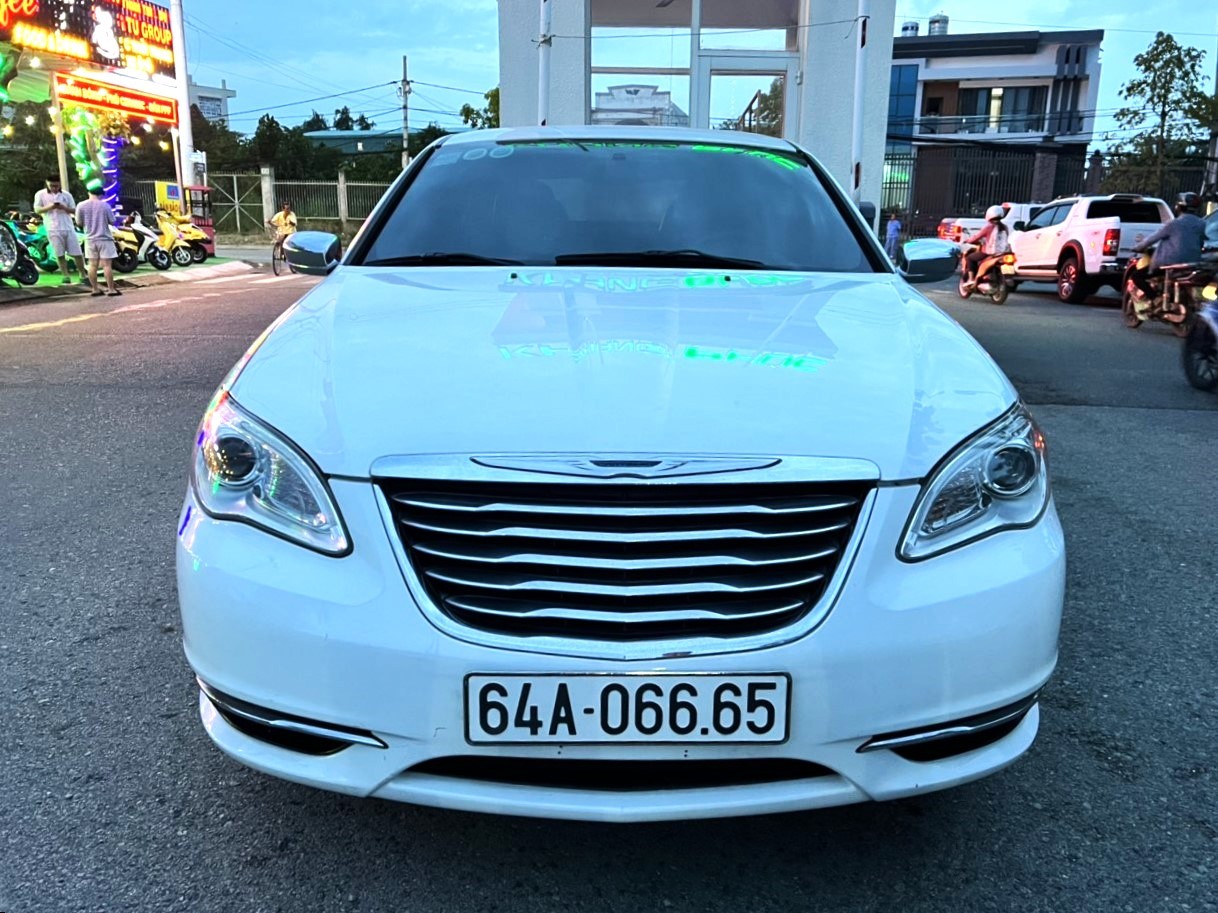 Xe lạ Chrysler 200 rao bán trên sàn xe cũ Xe lạ Chrysler 200 rao bán trên sàn xe cũ