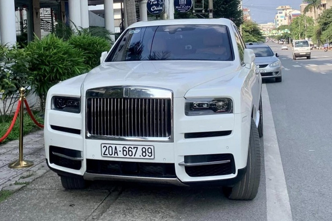 Rolls-Royce Cullinan gần 40 tỷ đeo biển sảnh tiến