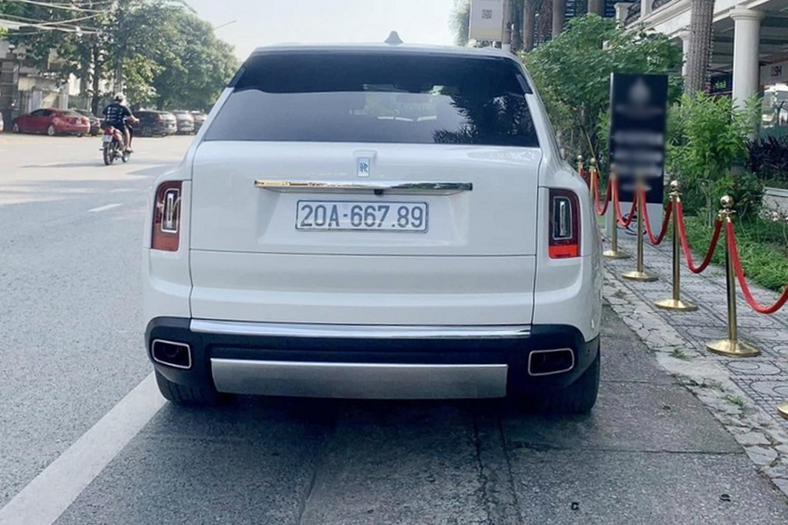 Rolls-Royce Cullinan gần 40 tỷ đeo biển sảnh tiến Rolls-Royce Cullinan gần 40 tỷ đeo biển sảnh tiến
