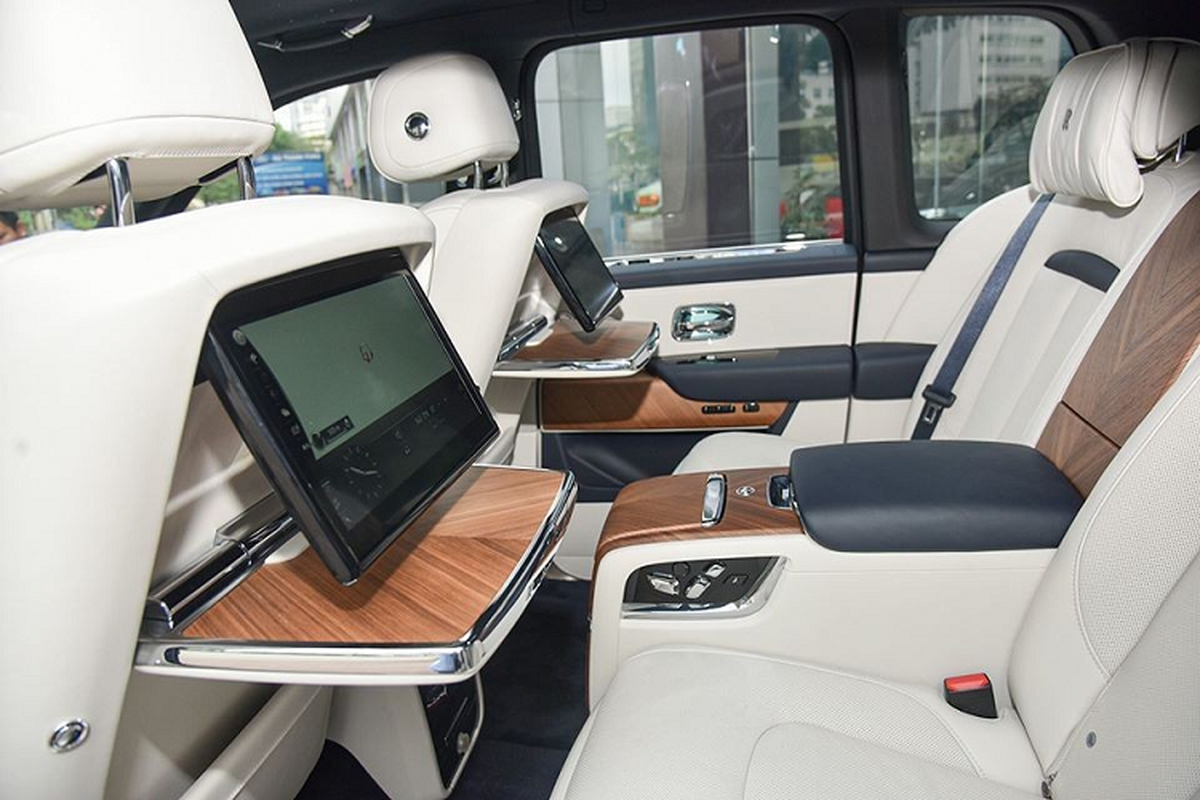Rolls-Royce Cullinan gần 40 tỷ đeo biển sảnh tiến Rolls-Royce Cullinan gần 40 tỷ đeo biển sảnh tiến