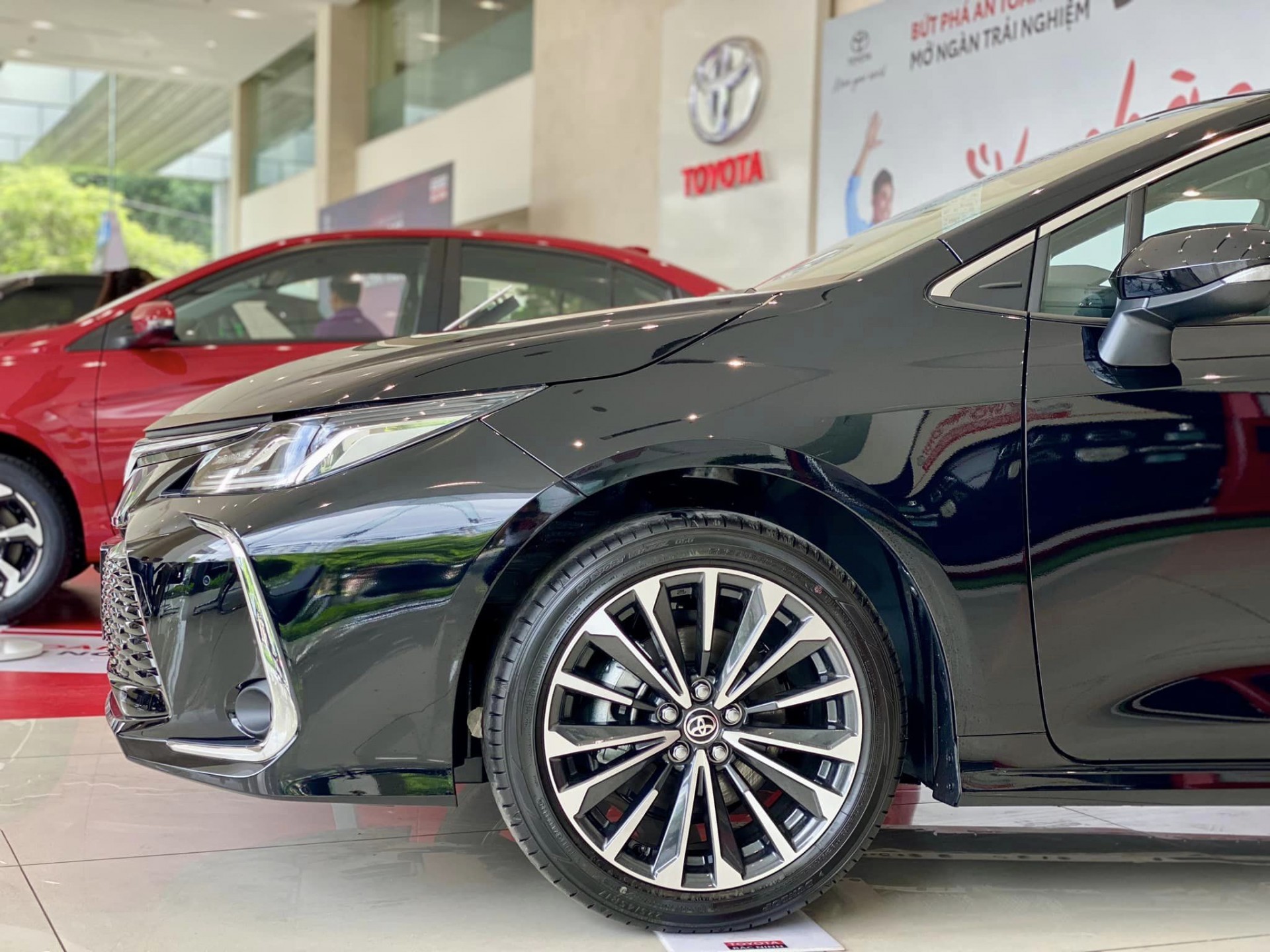 Cận cảnh Toyota Corolla Altis 2023 có mặt tại đại lý