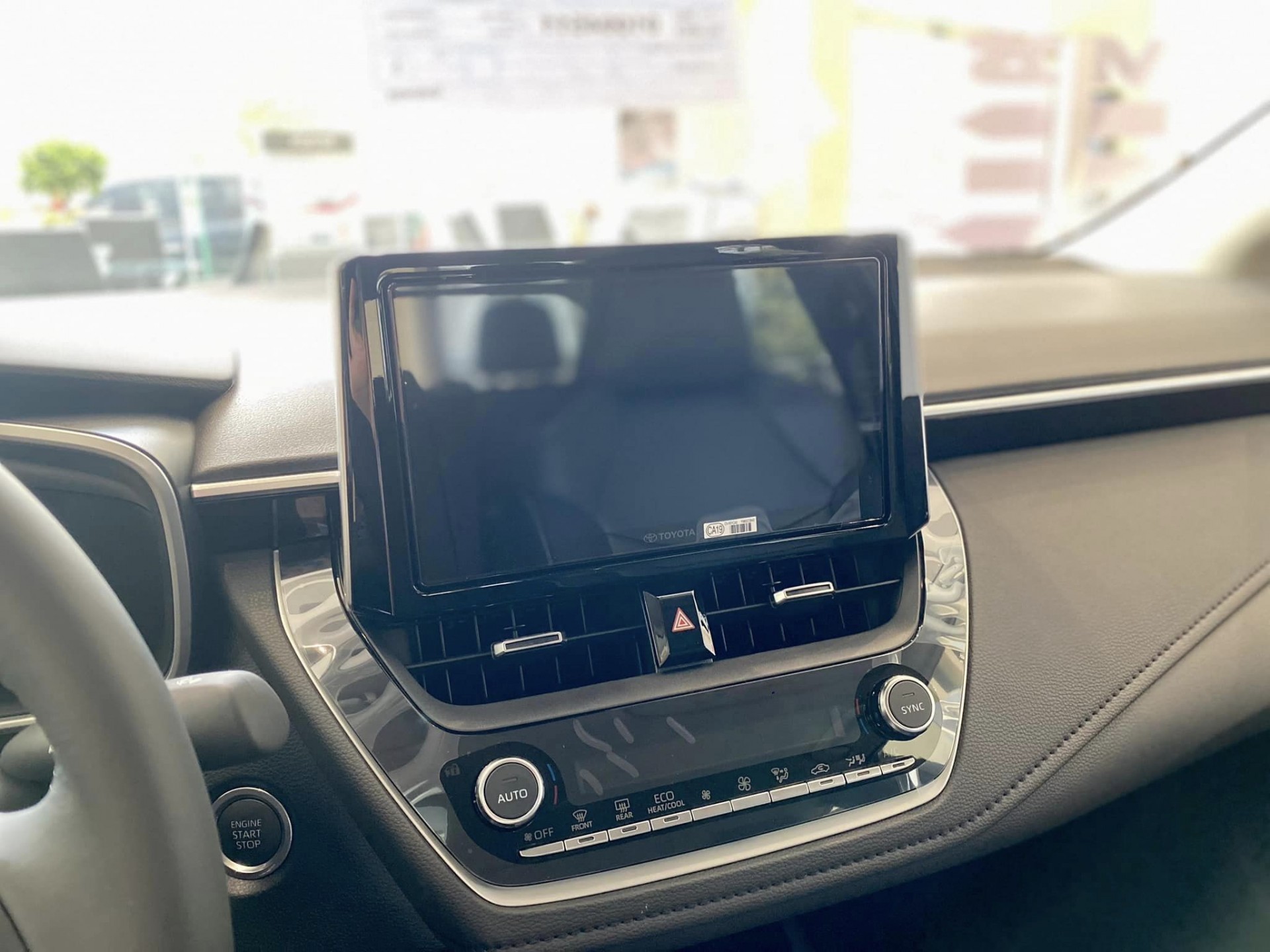Cận cảnh Toyota Corolla Altis 2023 có mặt tại đại lý
