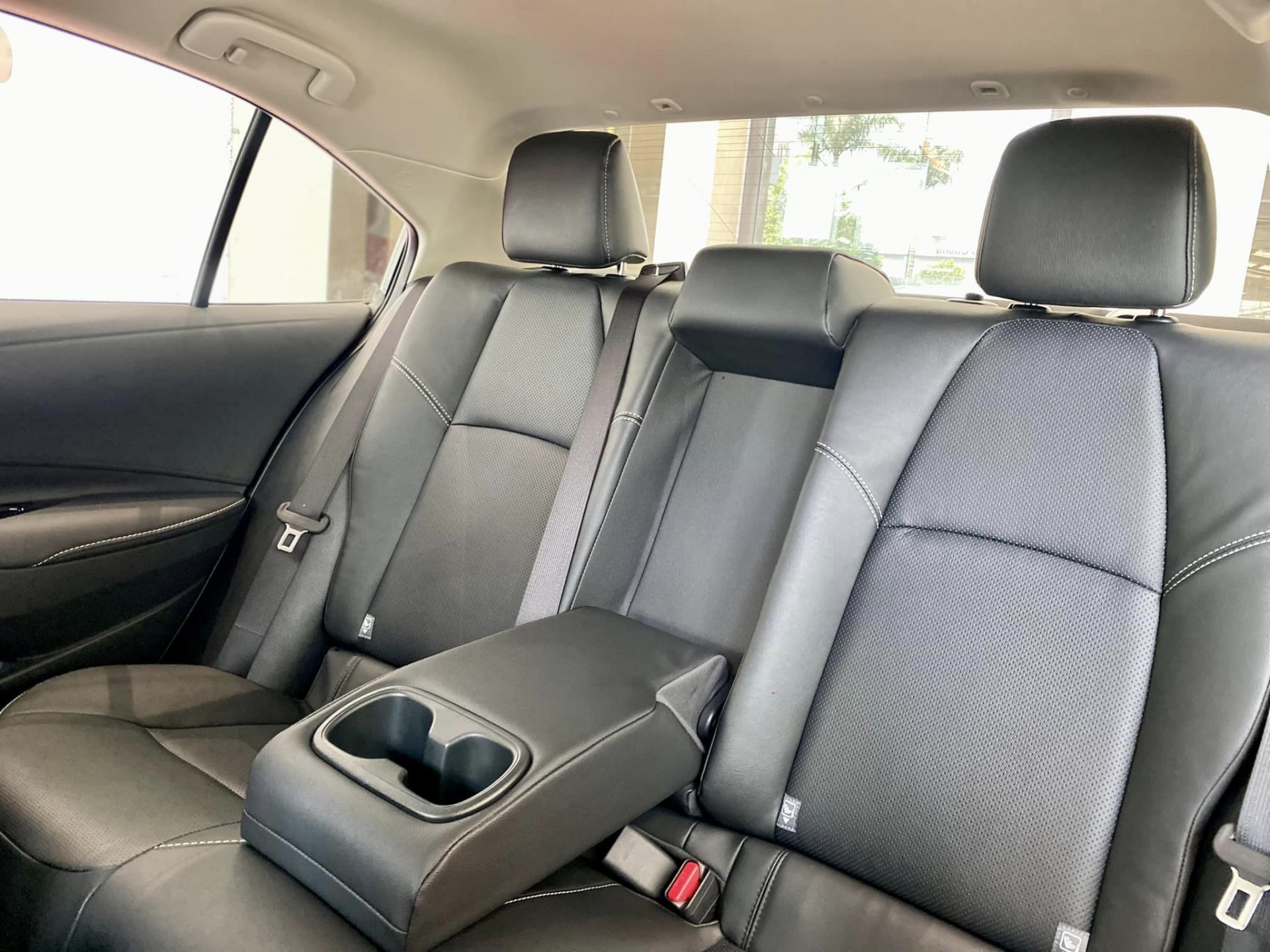 Cận cảnh Toyota Corolla Altis 2023 có mặt tại đại lý