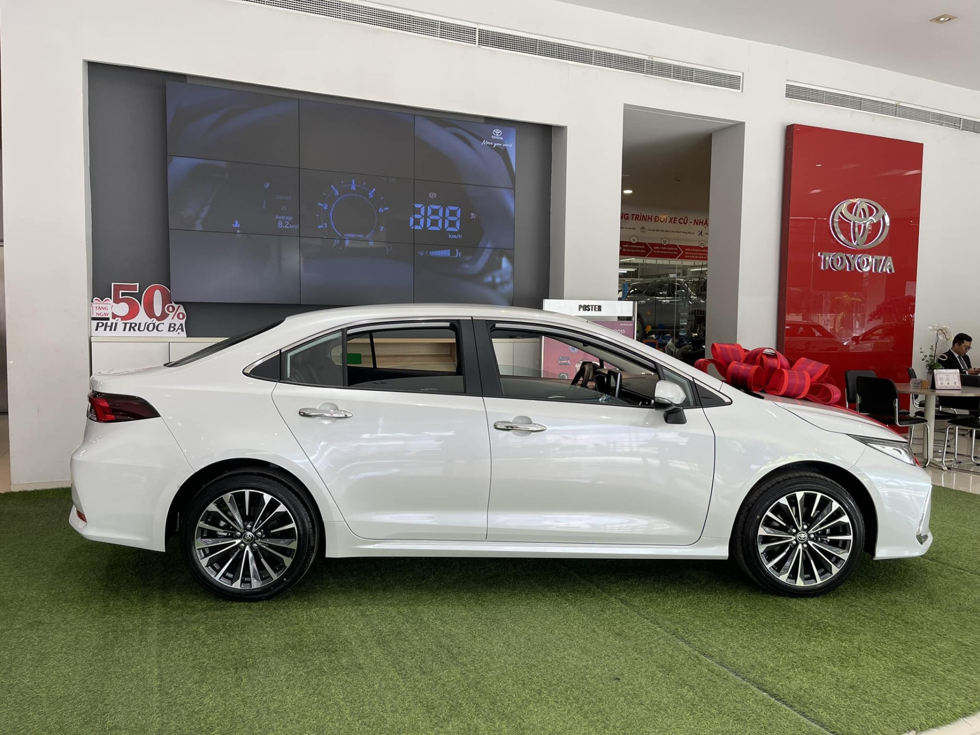 Cận cảnh Toyota Corolla Altis 2023 có mặt tại đại lý