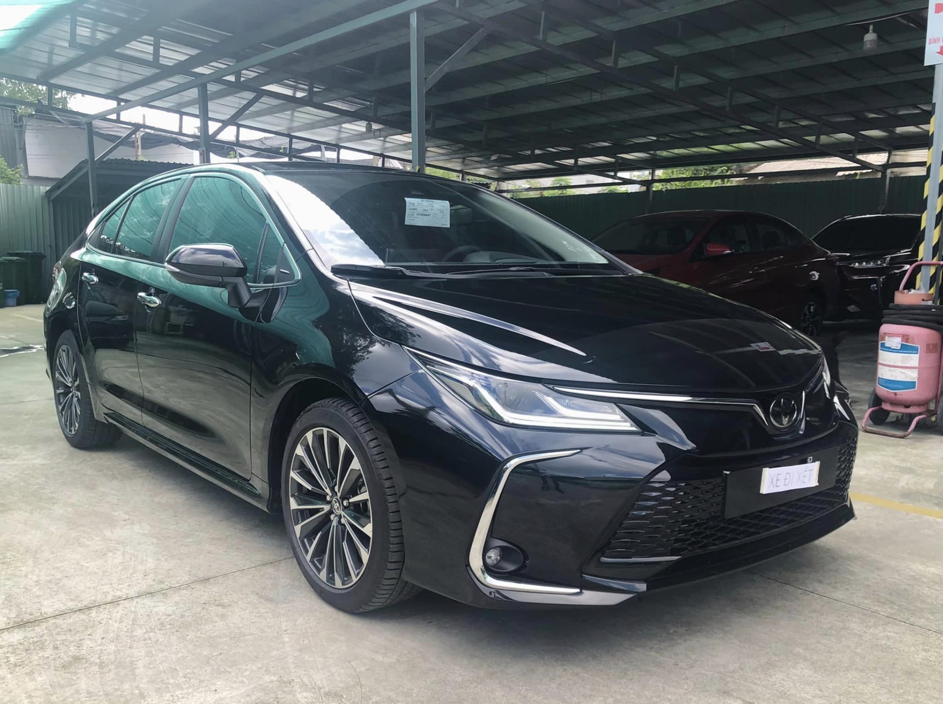 Cận cảnh Toyota Corolla Altis 2023 có mặt tại đại lý