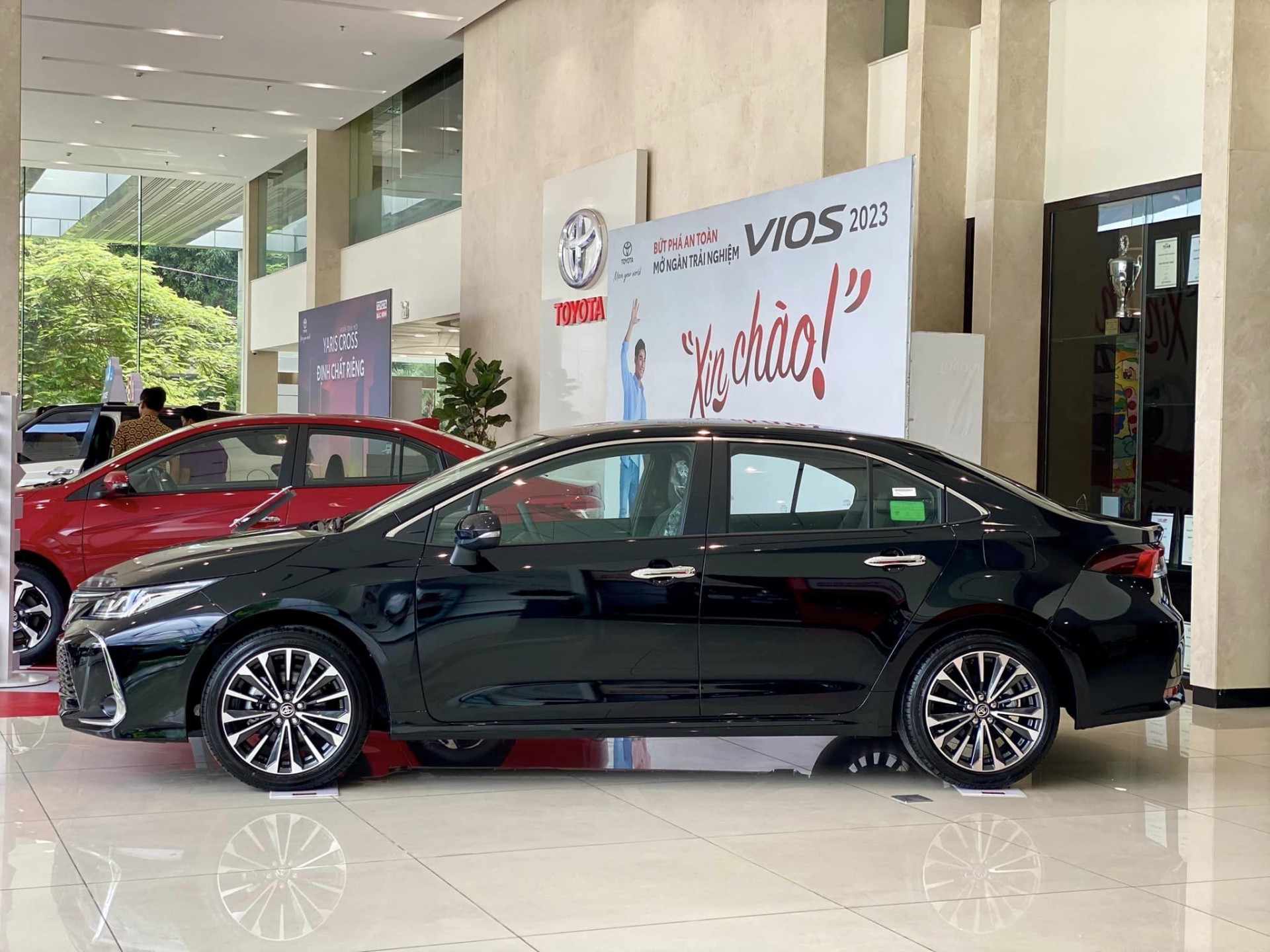 Cận cảnh Toyota Corolla Altis 2023 có mặt tại đại lý
