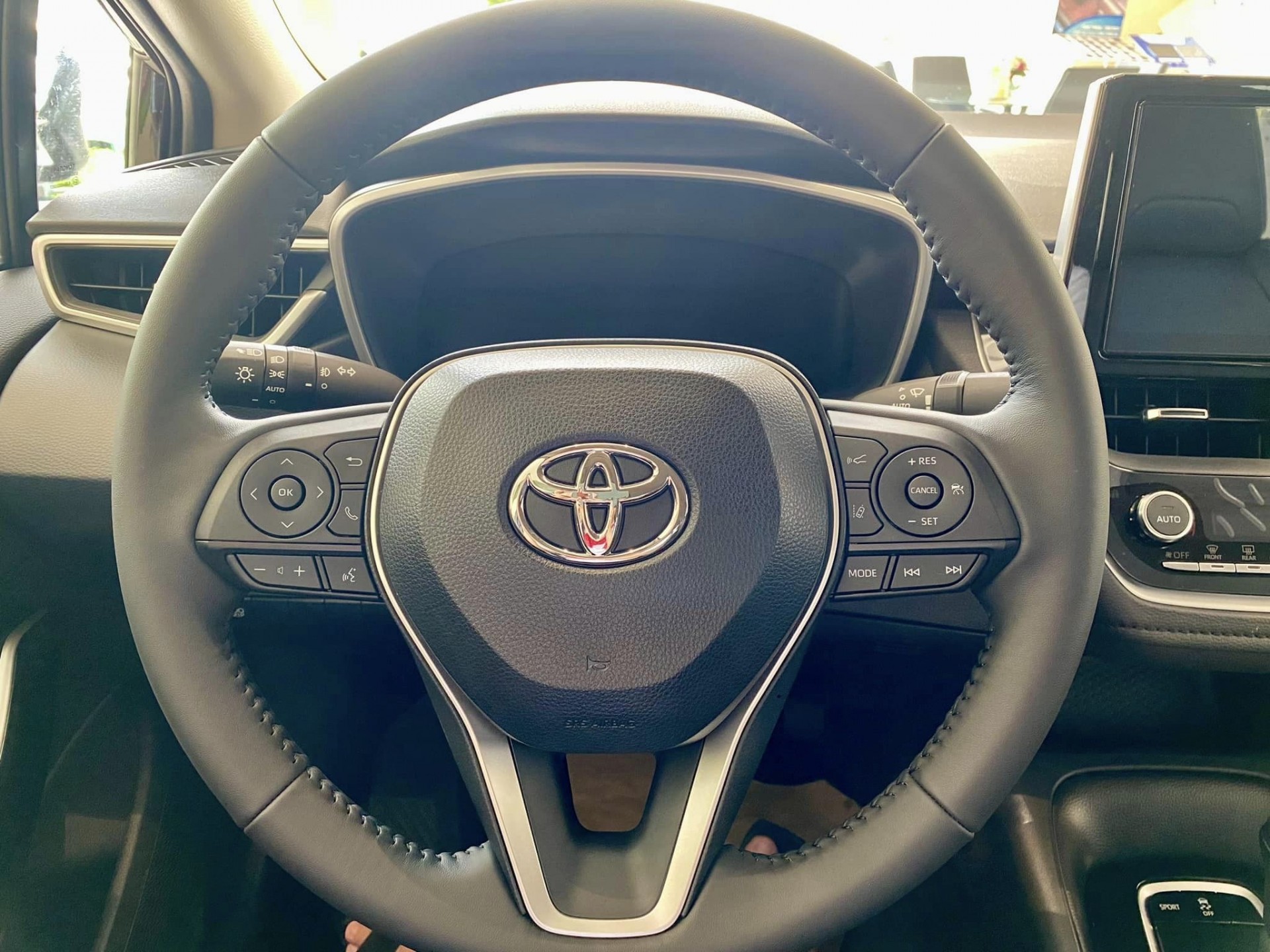 Cận cảnh Toyota Corolla Altis 2023 có mặt tại đại lý