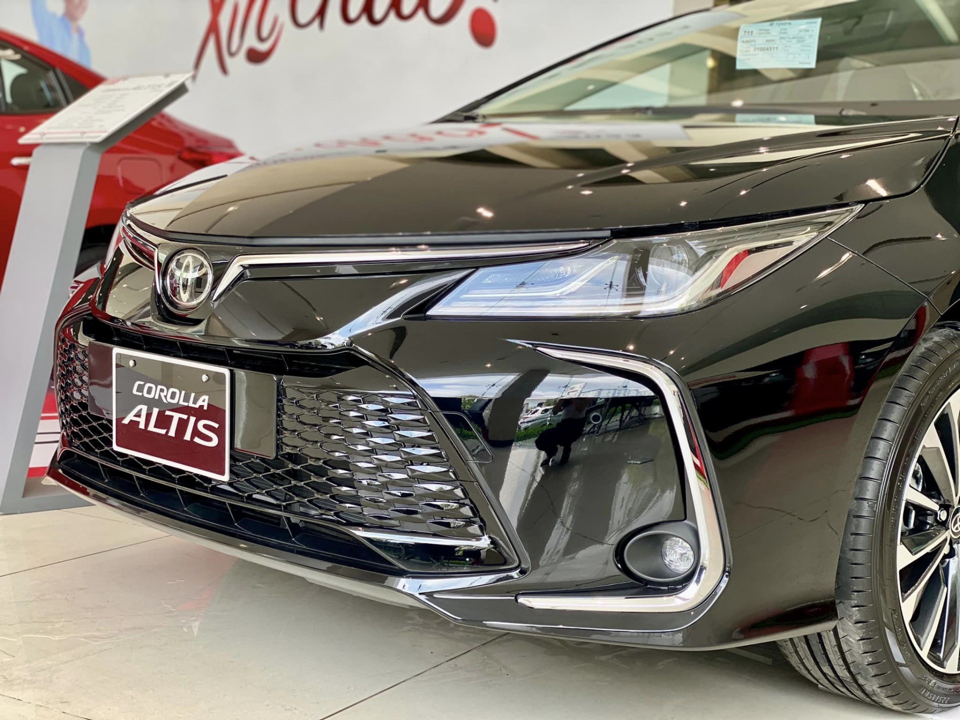 Cận cảnh Toyota Corolla Altis 2023 có mặt tại đại lý