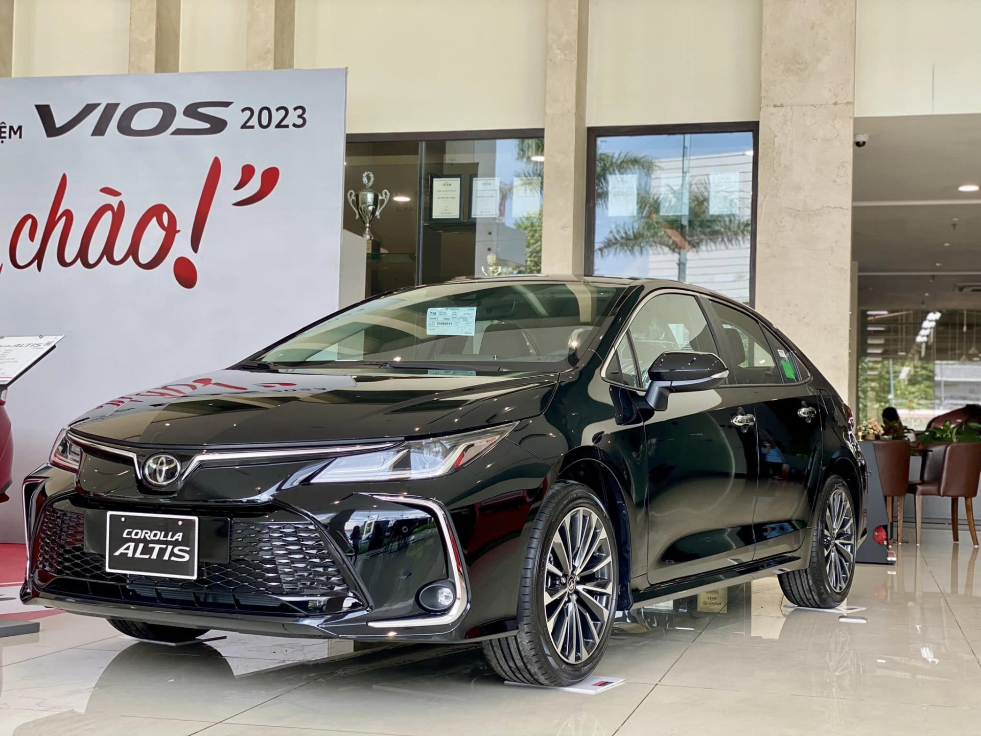 Cận cảnh Toyota Corolla Altis 2023 có mặt tại đại lý
