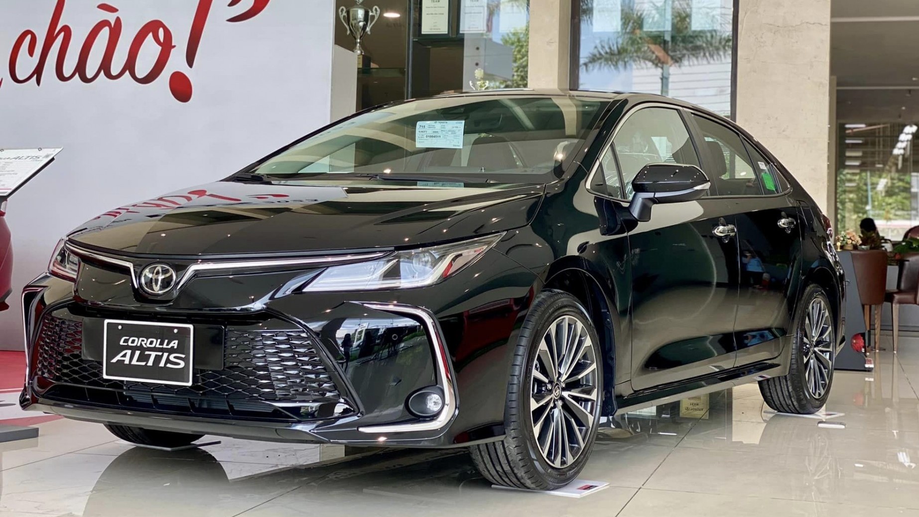 Cận cảnh Toyota Corolla Altis 2023 có mặt tại đại lý