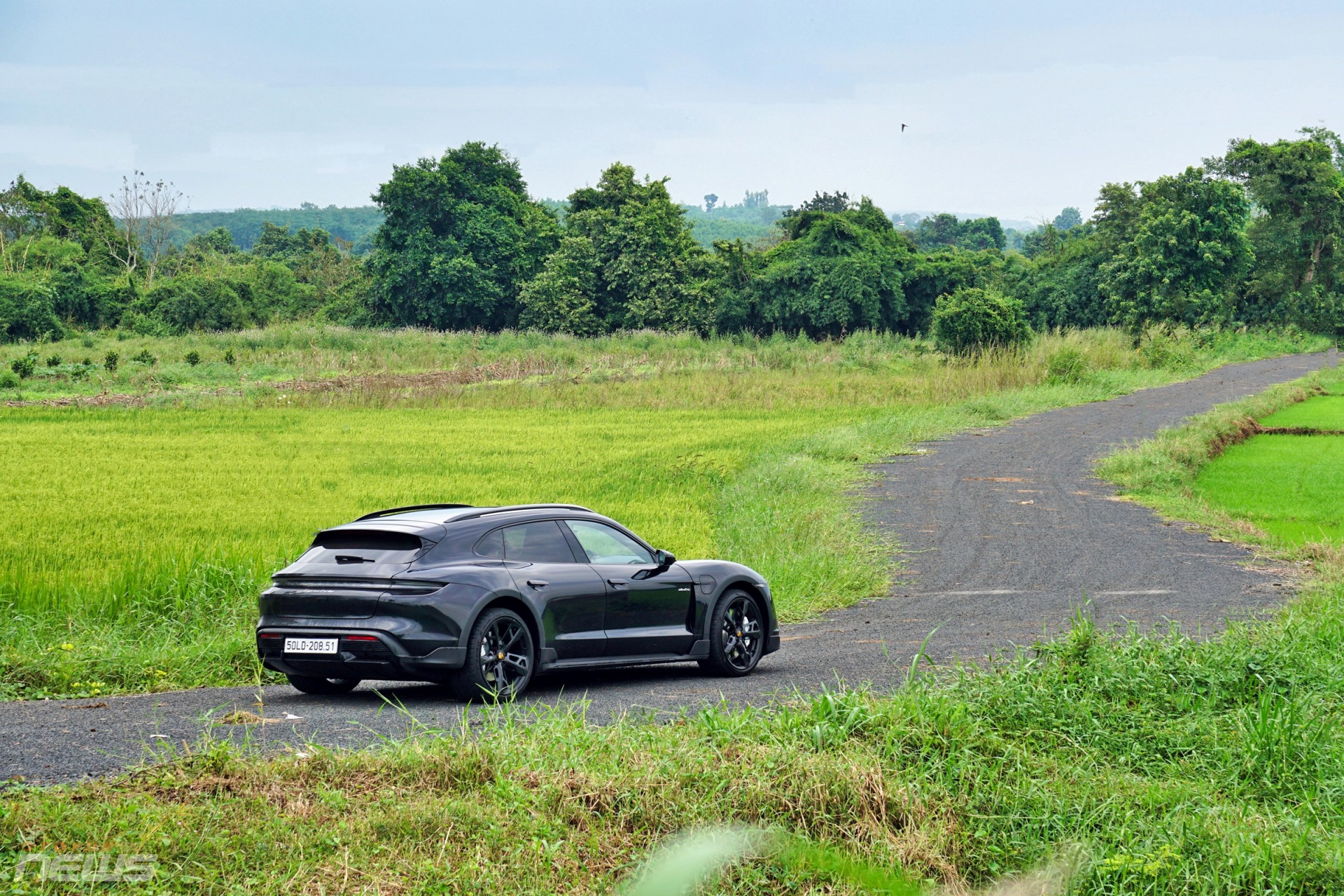 Porsche Taycan Cross Turismo: Xe điện thể thao dành cho người giàu