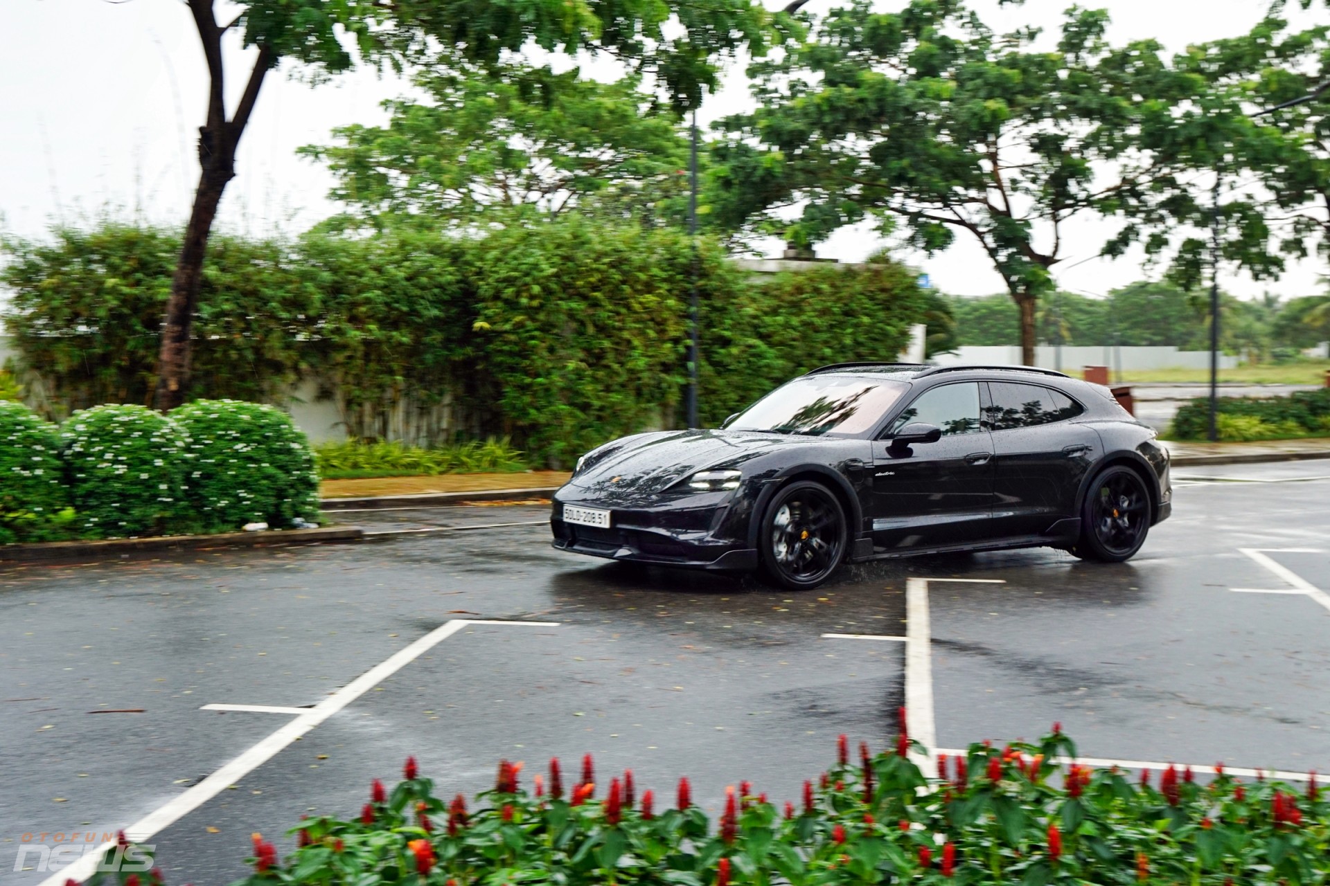 Porsche Taycan Cross Turismo: Xe điện thể thao dành cho người giàu