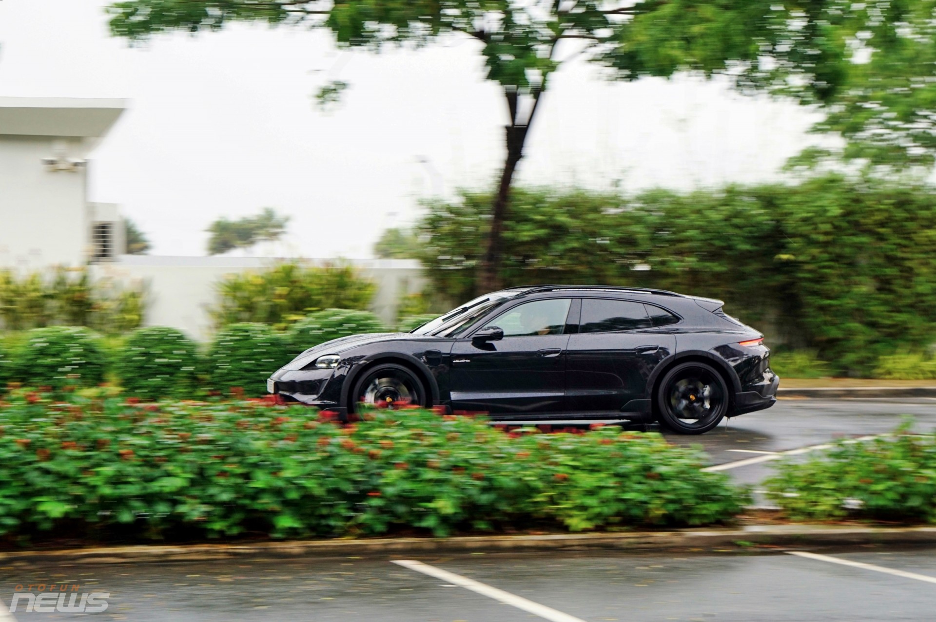 Porsche Taycan Cross Turismo: Xe điện thể thao dành cho người giàu
