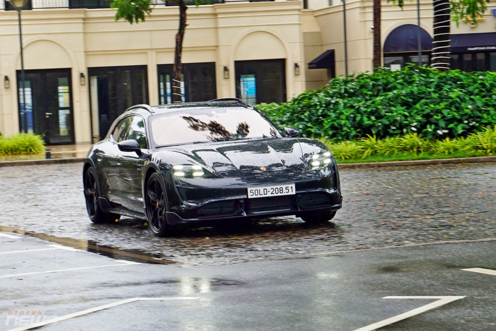 Porsche Taycan Cross Turismo: Xe điện thể thao dành cho người giàu