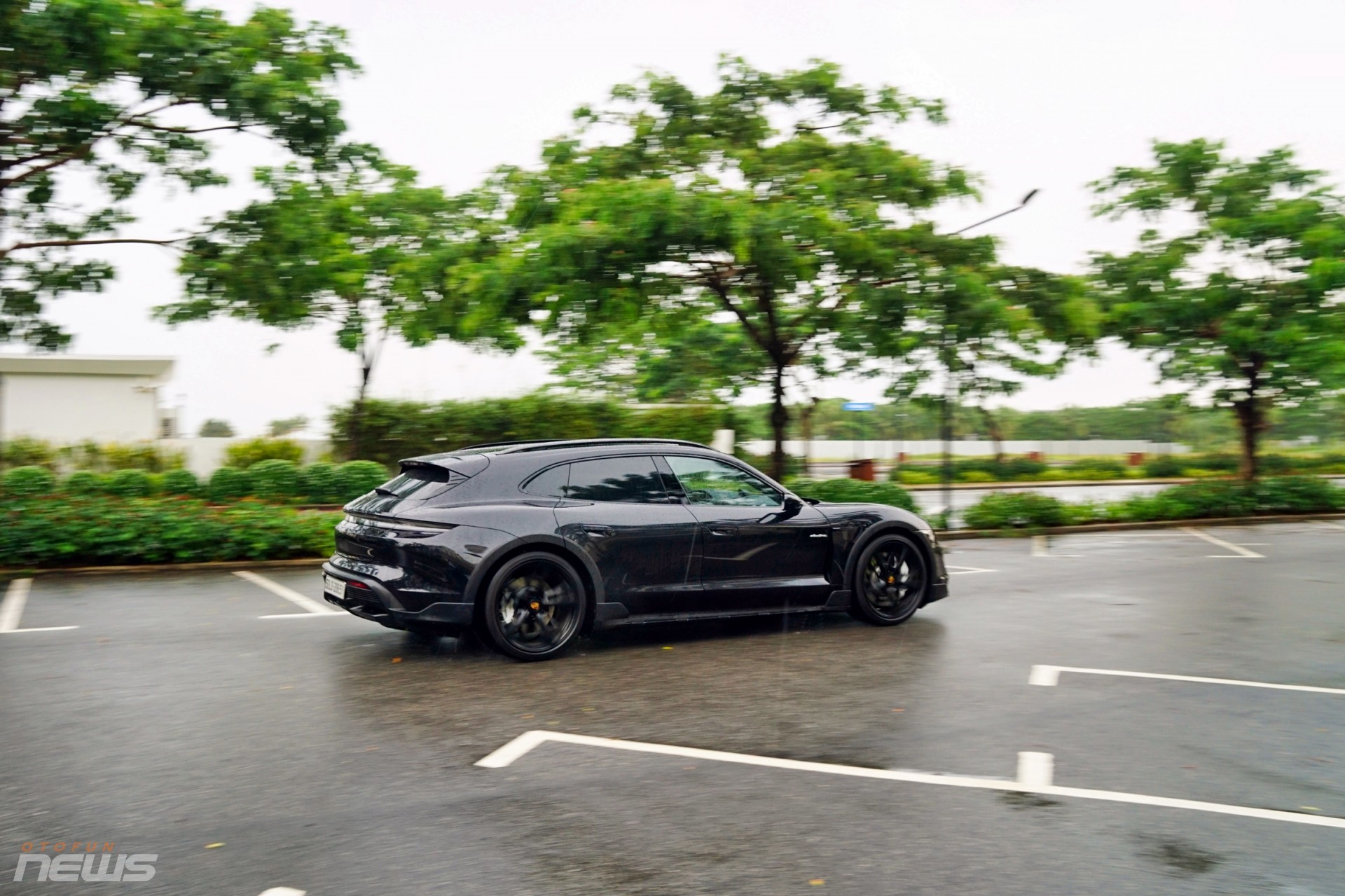 Porsche Taycan Cross Turismo: Xe điện thể thao dành cho người giàu