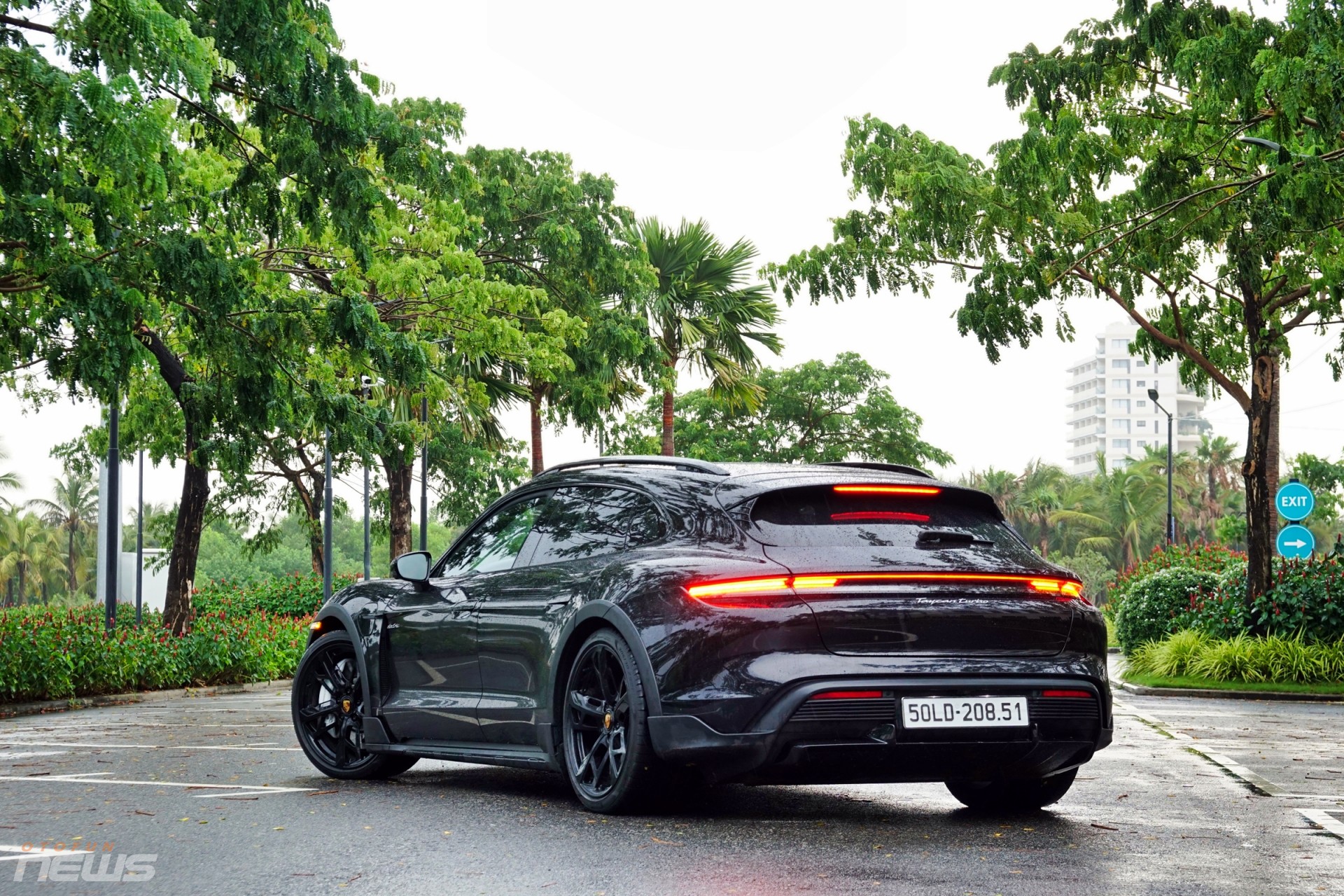 Porsche Taycan Cross Turismo: Xe thể thao điện dành cho người giàu