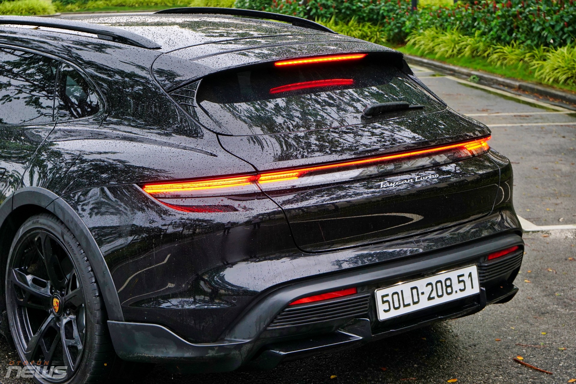 Porsche Taycan Cross Turismo: Xe thể thao điện dành cho người giàu