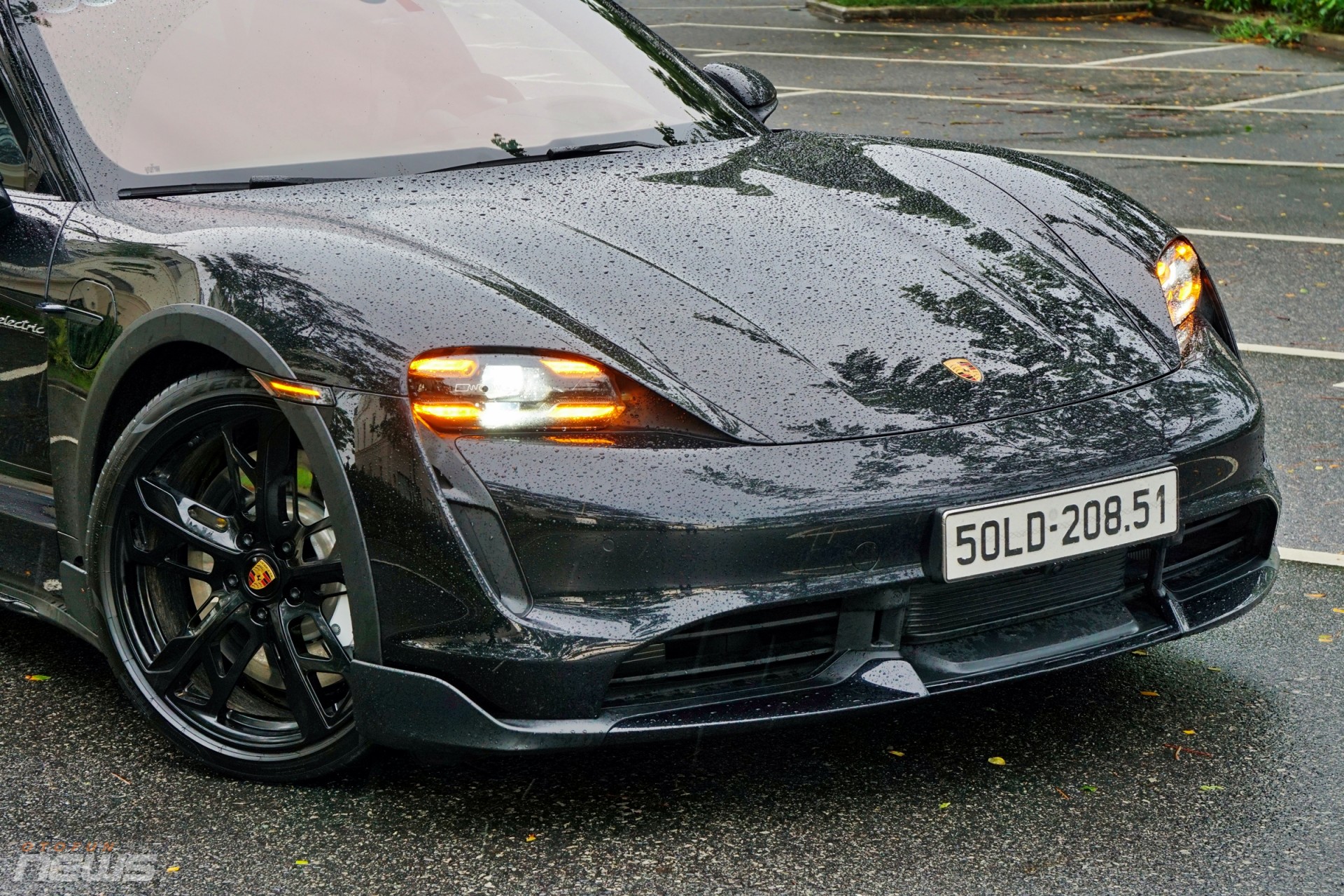 Porsche Taycan Cross Turismo: Xe thể thao điện dành cho người giàu