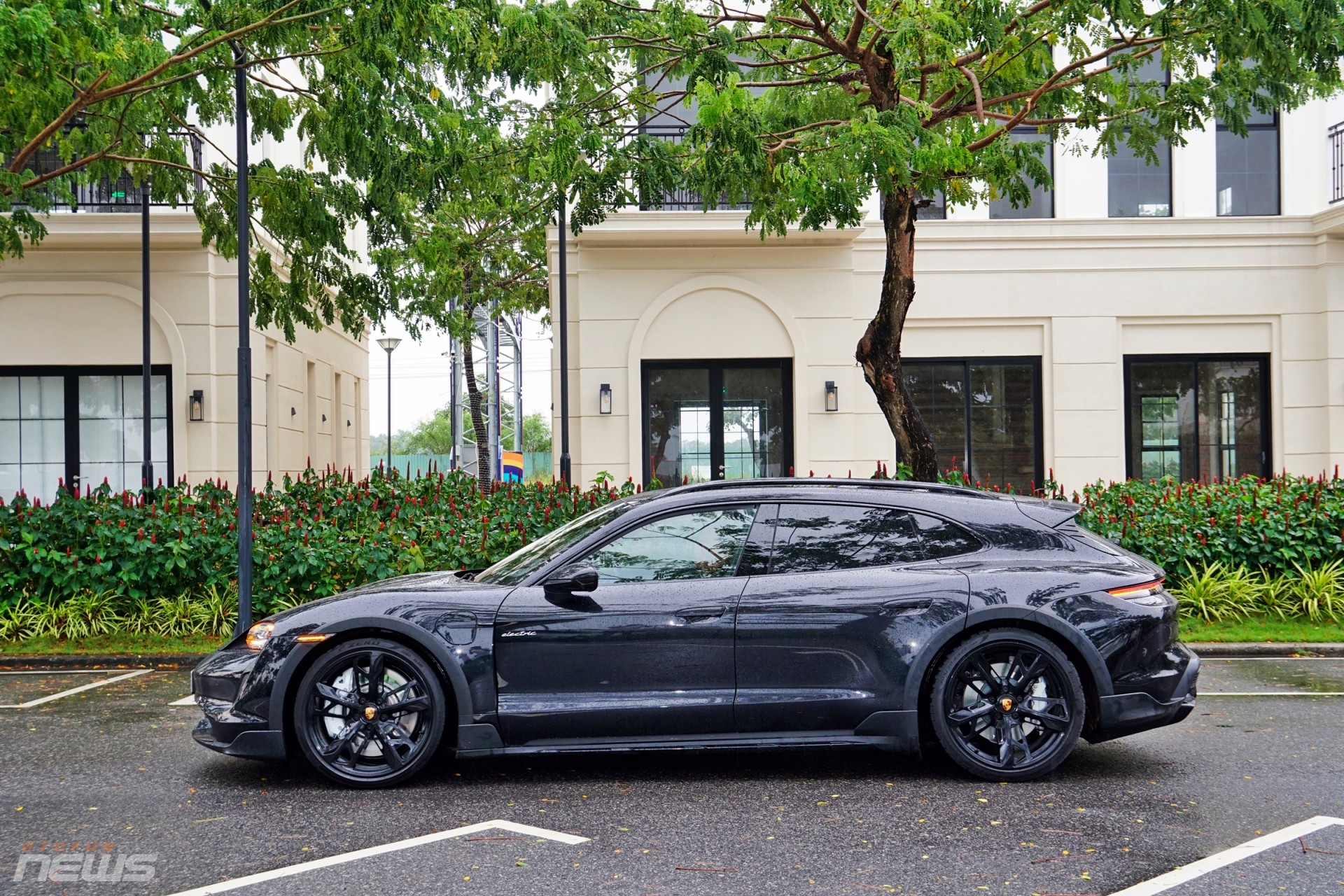 Porsche Taycan Cross Turismo: Xe điện thể thao dành cho người giàu