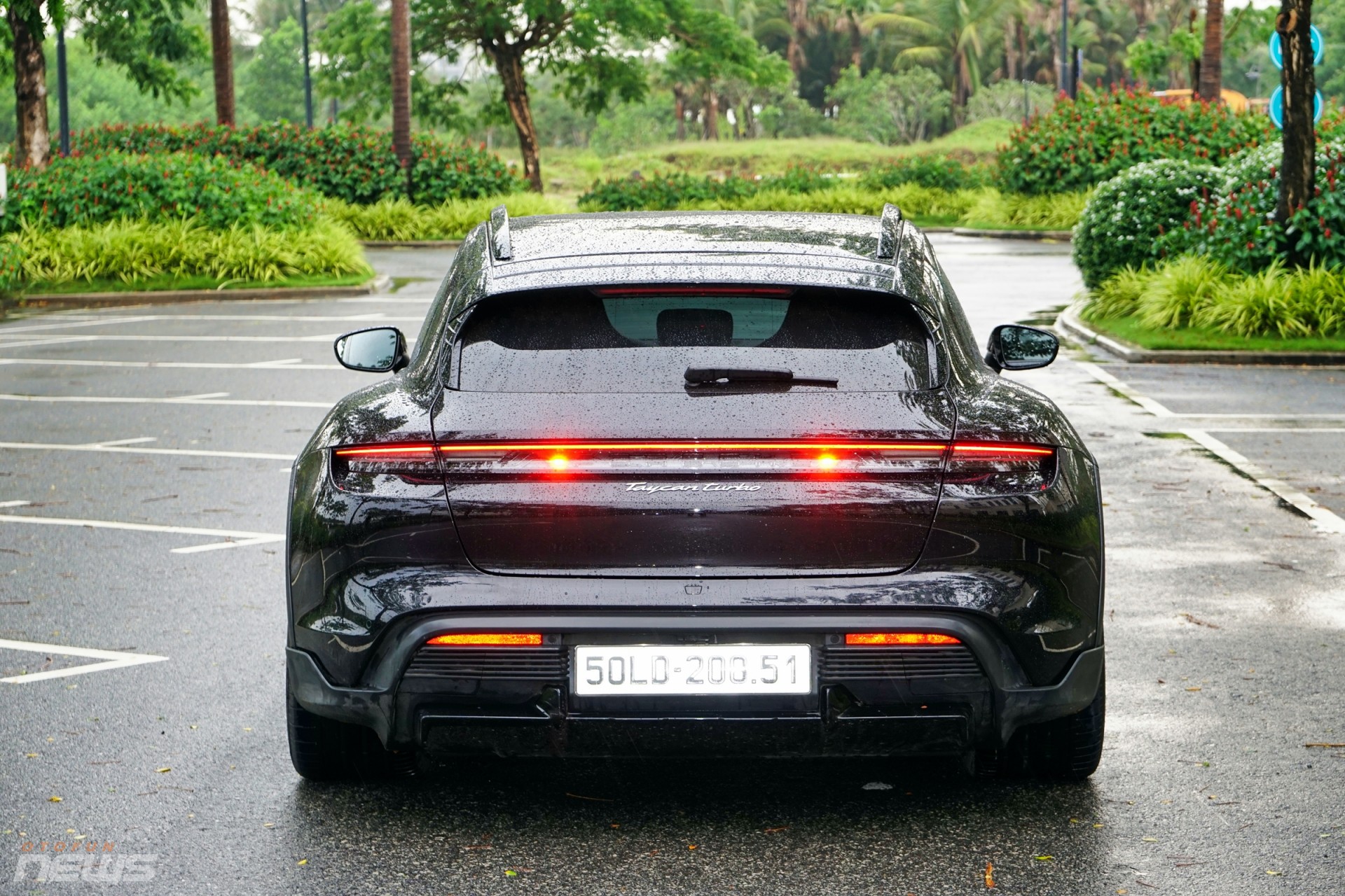Porsche Taycan Cross Turismo: Xe thể thao điện dành cho người giàu