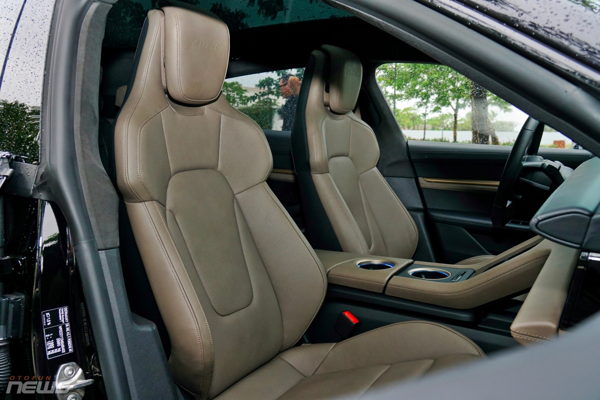 Porsche Taycan Cross Turismo: Xe thể thao điện dành cho người giàu
