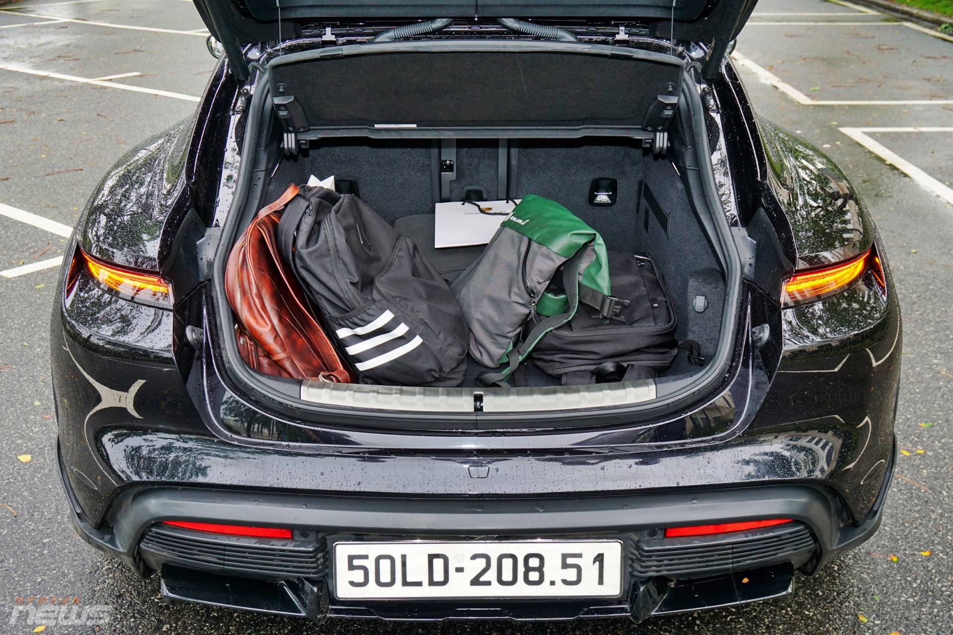 Porsche Taycan Cross Turismo: Xe điện thể thao dành cho người giàu