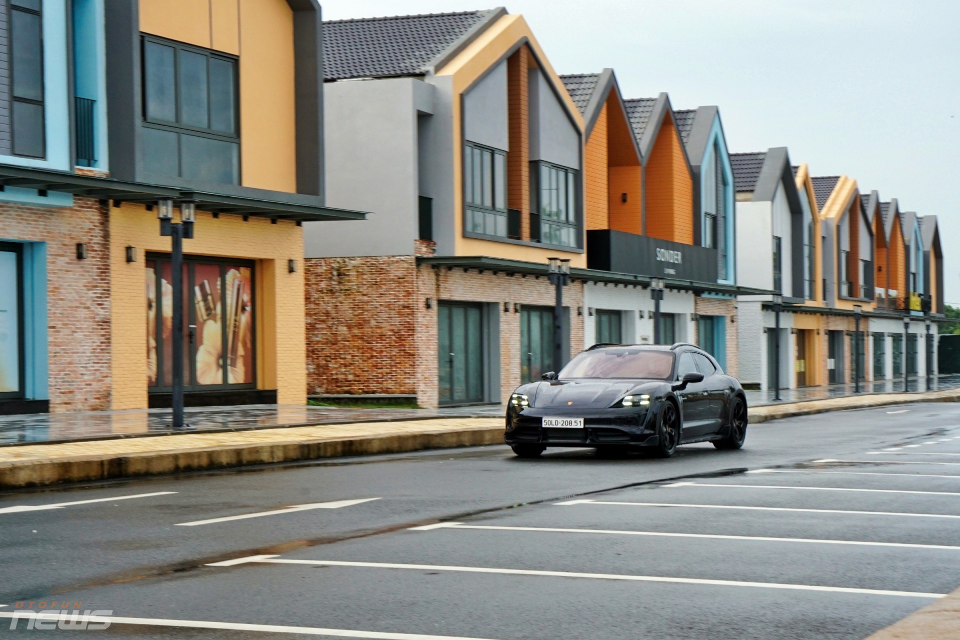 Porsche Taycan Cross Turismo: Xe điện thể thao dành cho người giàu