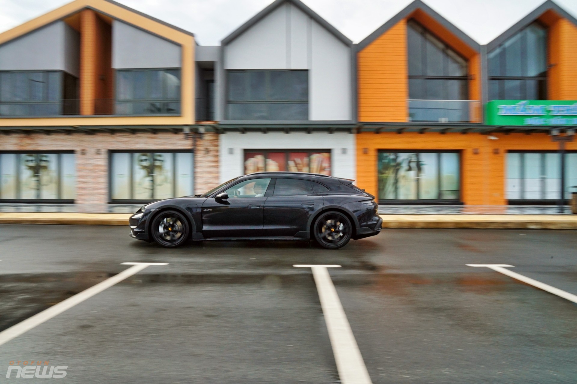 Porsche Taycan Cross Turismo: Xe điện thể thao dành cho người giàu