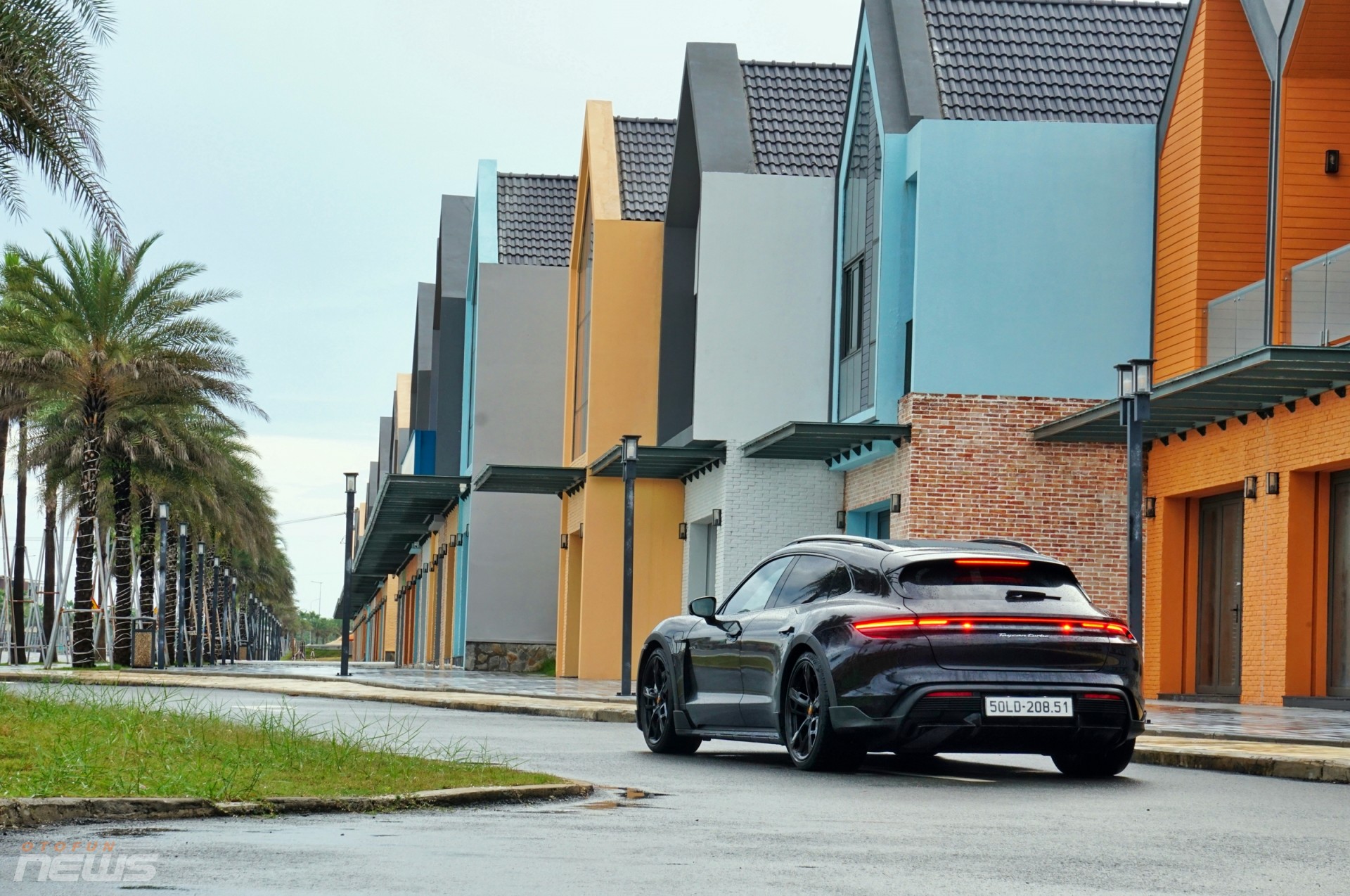 Porsche Taycan Cross Turismo: Xe điện thể thao dành cho người giàu