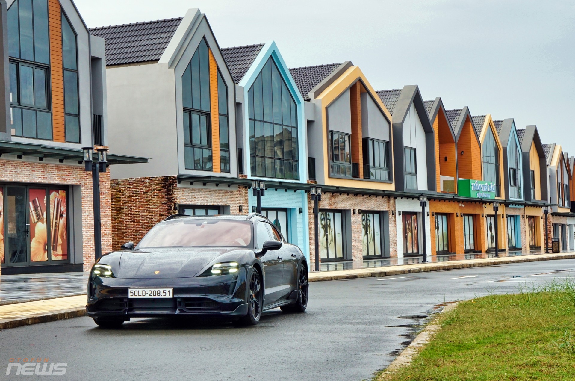 Porsche Taycan Cross Turismo: Xe điện thể thao dành cho người giàu