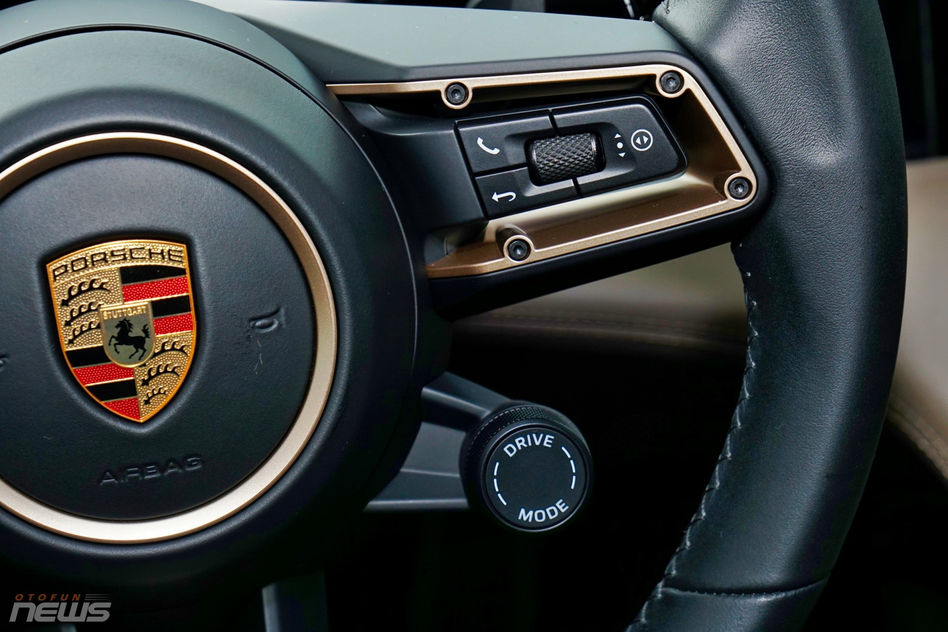 Porsche Taycan Cross Turismo: Xe điện thể thao dành cho người giàu