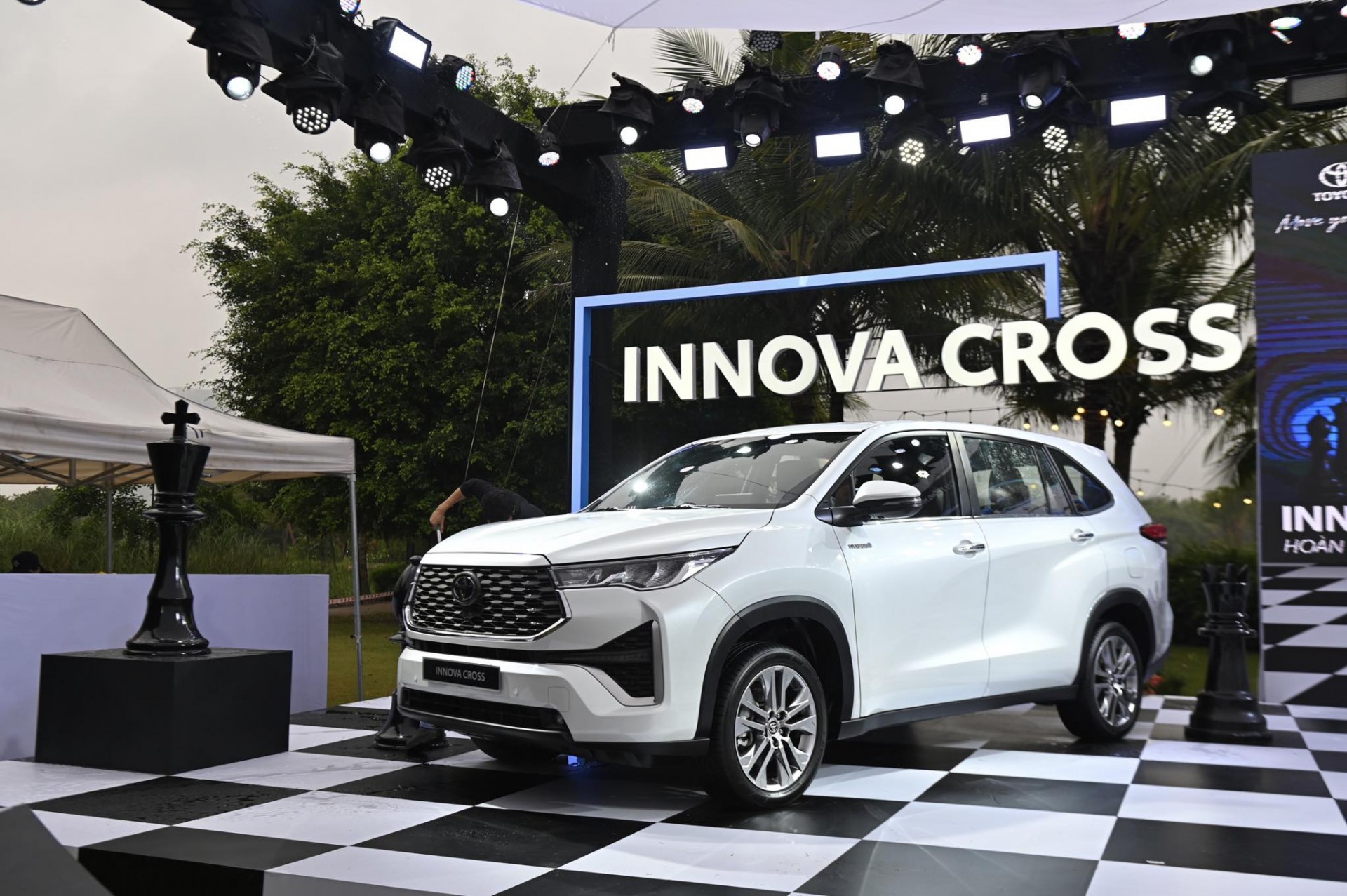 Toyota Innova Cross chốt giá từ 810 triệu đồng tại Việt Nam, nhiều trang bị vượt trội nhóm MPV Toyota Innova Cross chốt giá từ 810 triệu đồng tại Việt Nam, nhiều trang bị vượt trội nhóm MPV