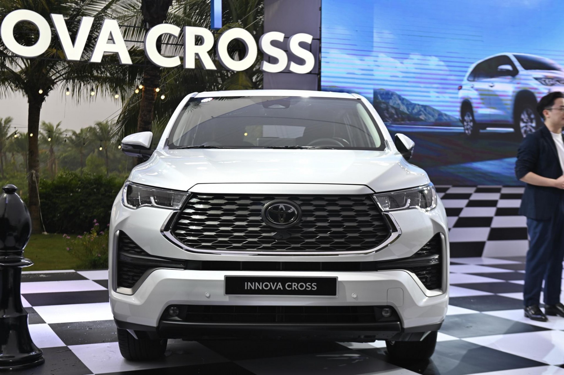 Toyota Innova Cross chốt giá từ 810 triệu đồng tại Việt Nam, nhiều trang bị vượt trội nhóm MPV
