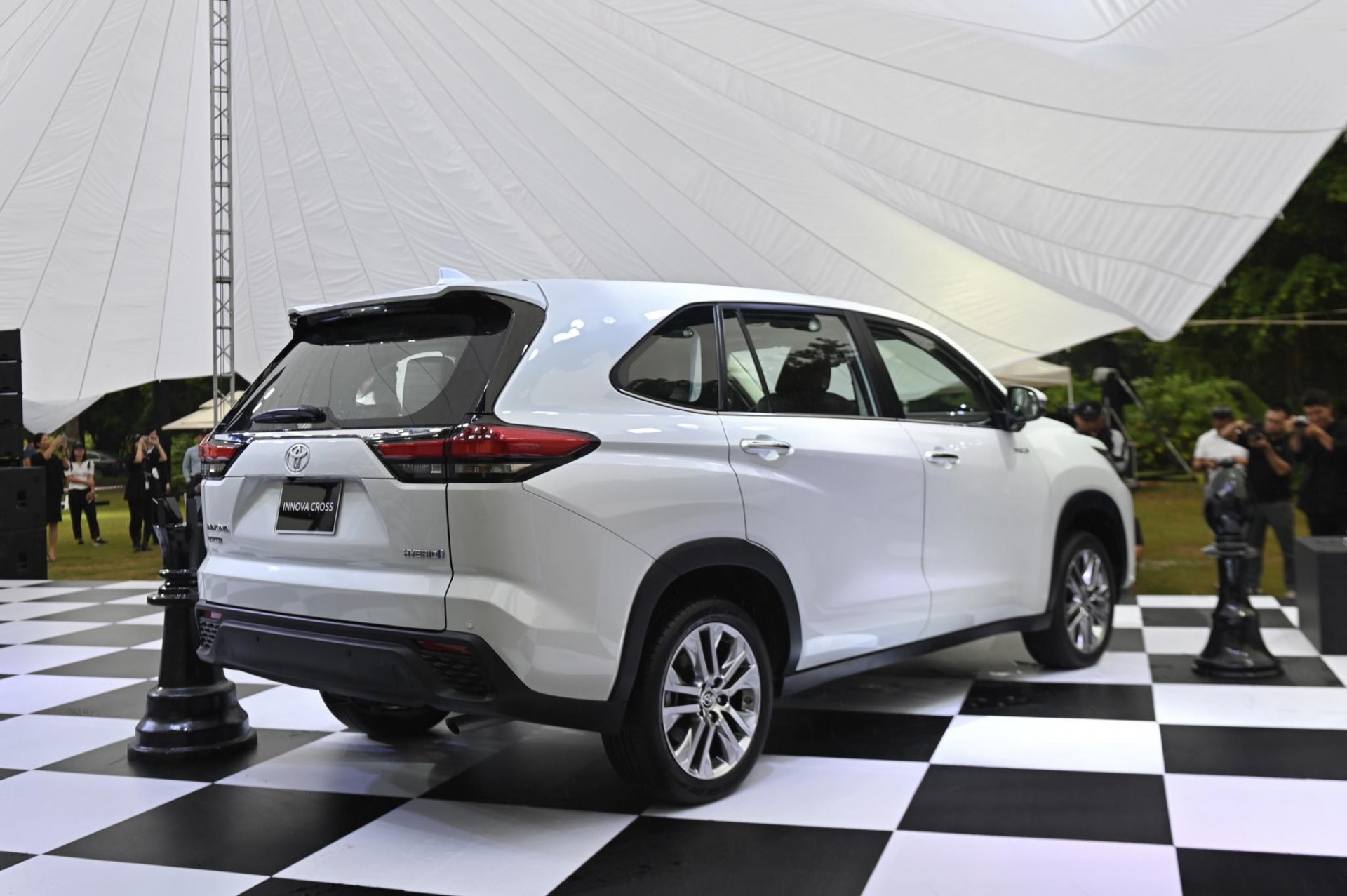 Toyota Innova Cross ra mắt giá từ 810 triệu đồng, nhiều trang bị vượt trội nhóm MPV Toyota Innova Cross 2