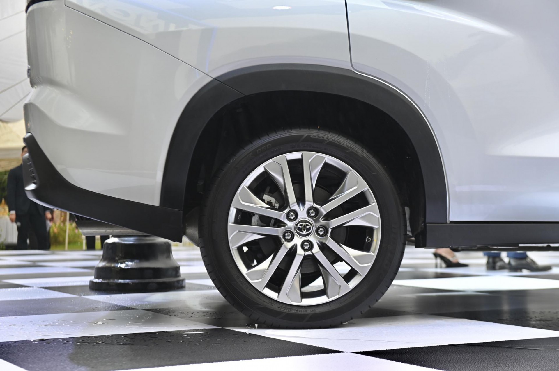 Hình chi tiết Toyota Innova Cross 2.0HEV giá 990 triệu đồng Hình chi tiết Toyota Innova Cross 2.0HEV giá 990 triệu đồng