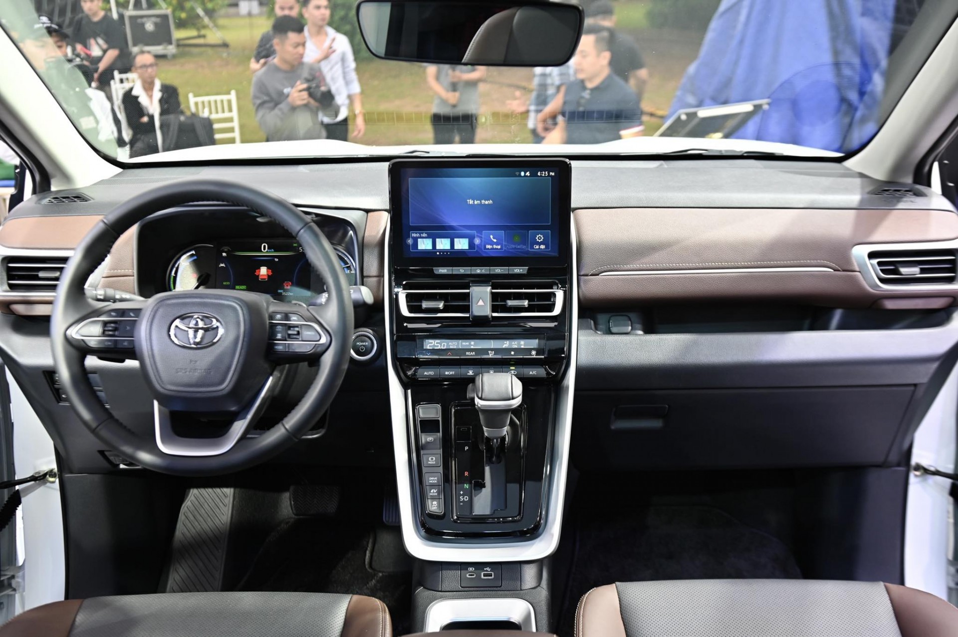 Hình chi tiết Toyota Innova Cross 2.0HEV giá 990 triệu đồng Hình chi tiết Toyota Innova Cross 2.0HEV giá 990 triệu đồng