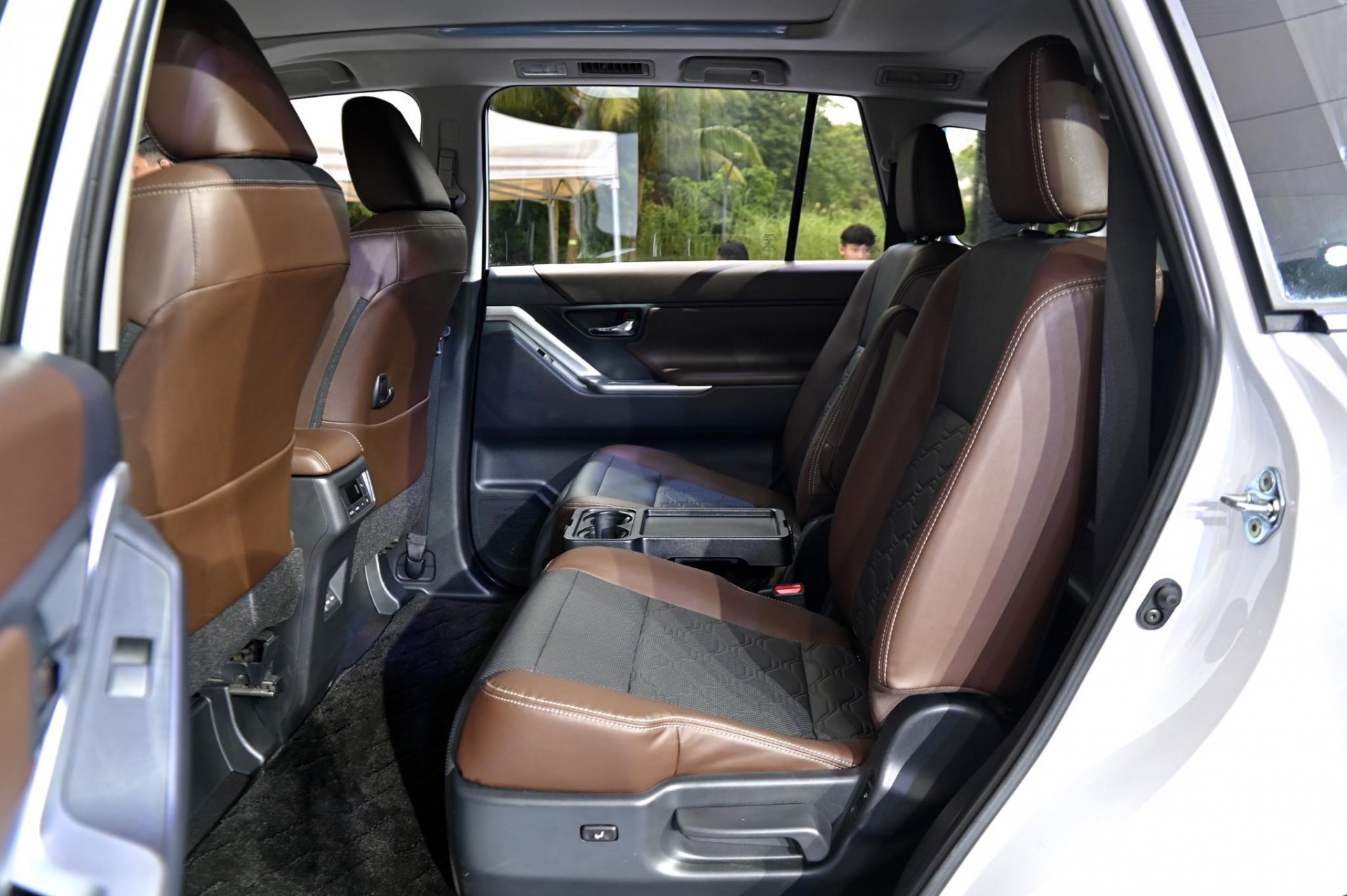 Hình chi tiết Toyota Innova Cross 2.0HEV giá 990 triệu đồng Hình chi tiết Toyota Innova Cross 2.0HEV giá 990 triệu đồng