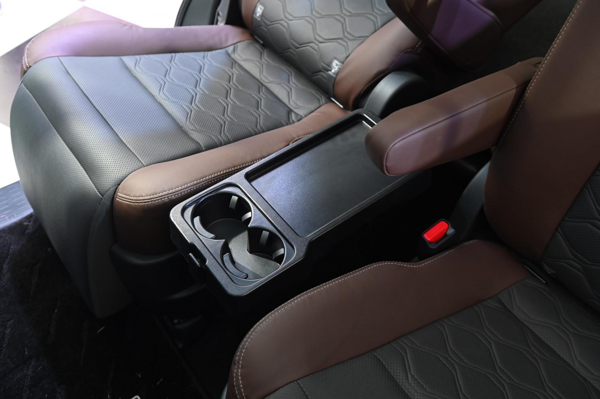 Hình chi tiết Toyota Innova Cross 2.0HEV giá 990 triệu đồng Hình chi tiết Toyota Innova Cross 2.0HEV giá 990 triệu đồng