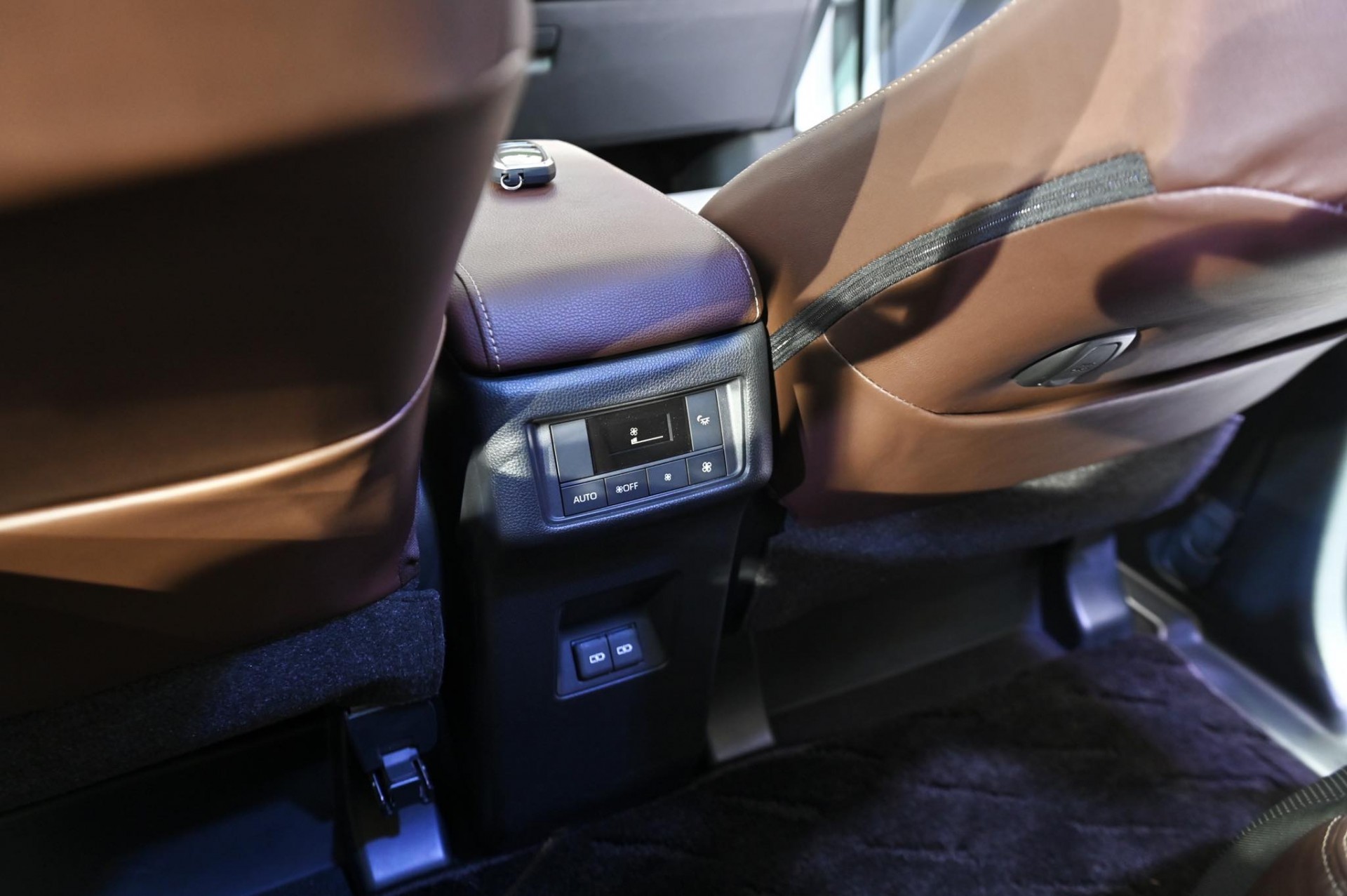 Hình chi tiết Toyota Innova Cross 2.0HEV giá 990 triệu đồng Hình chi tiết Toyota Innova Cross 2.0HEV giá 990 triệu đồng