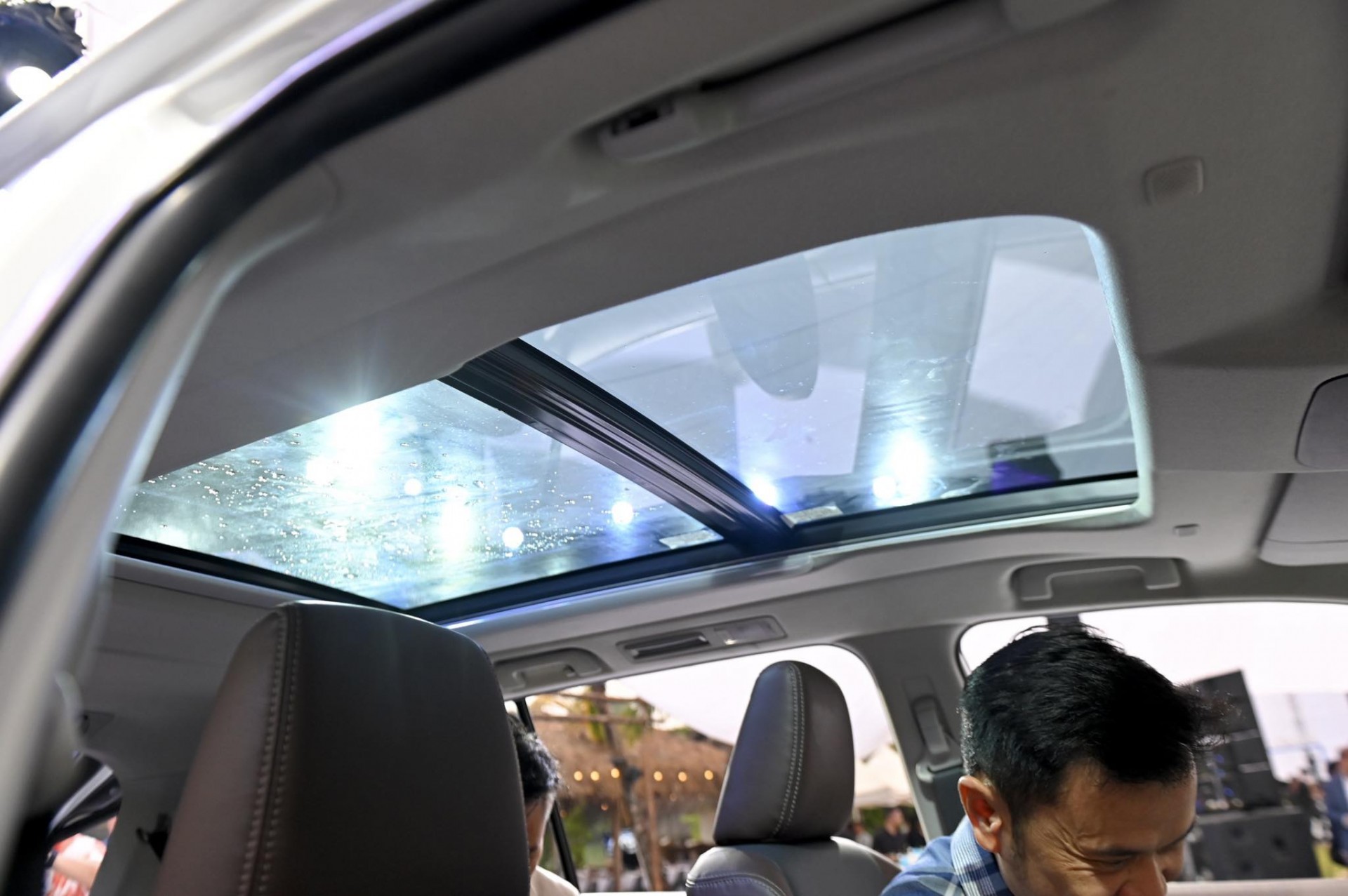 Hình chi tiết Toyota Innova Cross 2.0HEV giá 990 triệu đồng Hình chi tiết Toyota Innova Cross 2.0HEV giá 990 triệu đồng