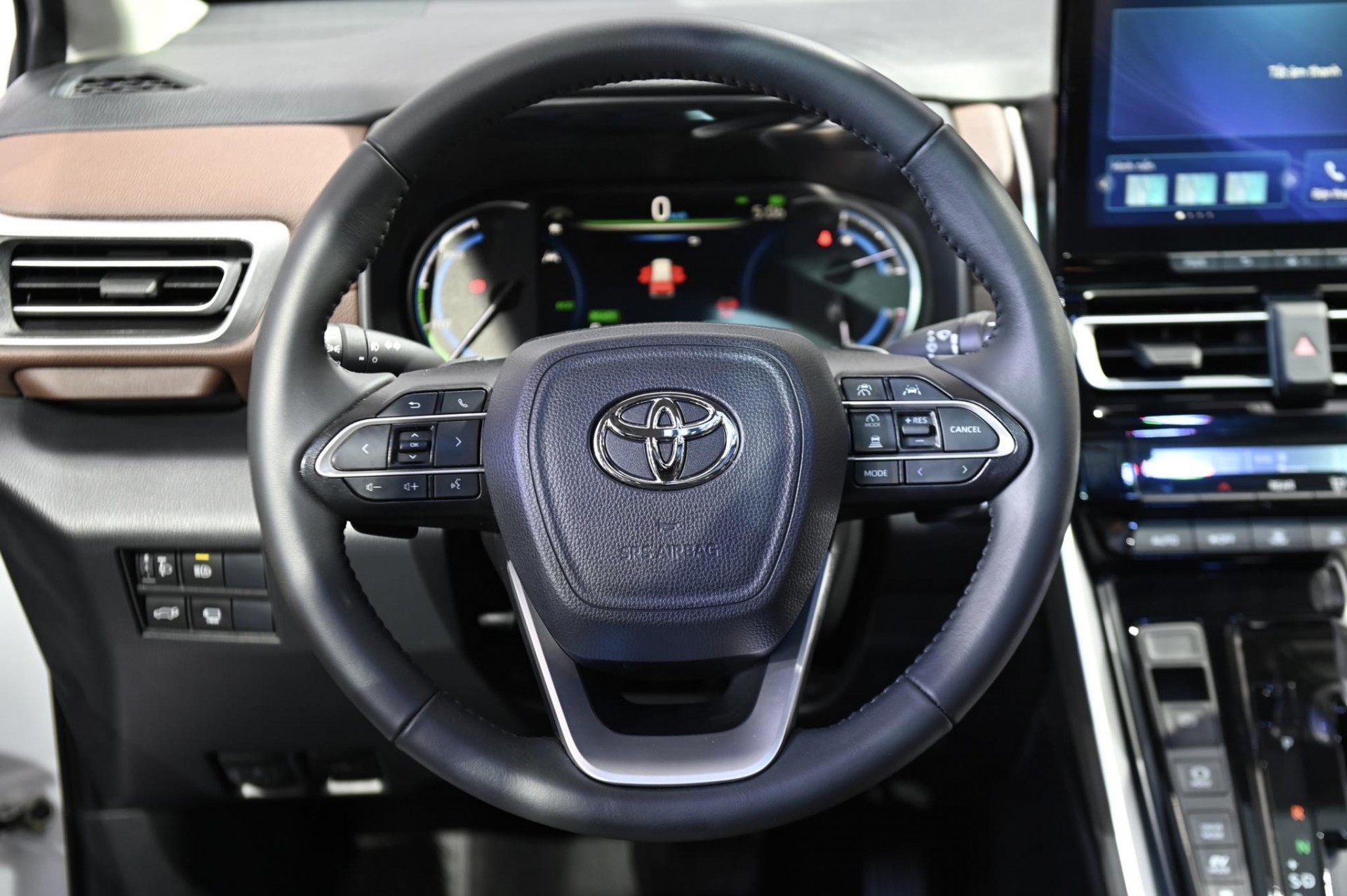 Hình chi tiết Toyota Innova Cross 2.0HEV giá 990 triệu đồng Hình chi tiết Toyota Innova Cross 2.0HEV giá 990 triệu đồng