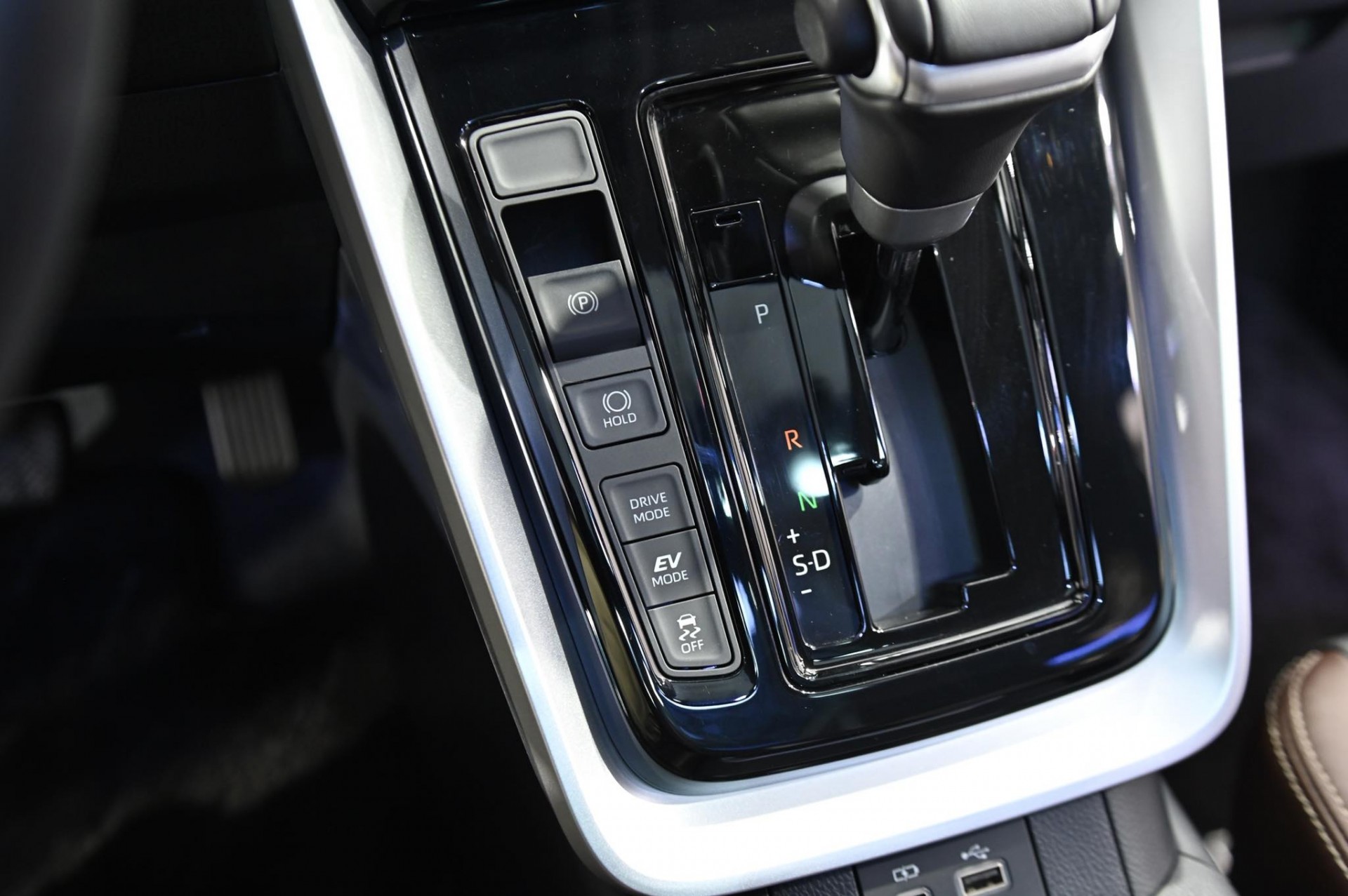 Hình chi tiết Toyota Innova Cross 2.0HEV giá 990 triệu đồng Hình chi tiết Toyota Innova Cross 2.0HEV giá 990 triệu đồng