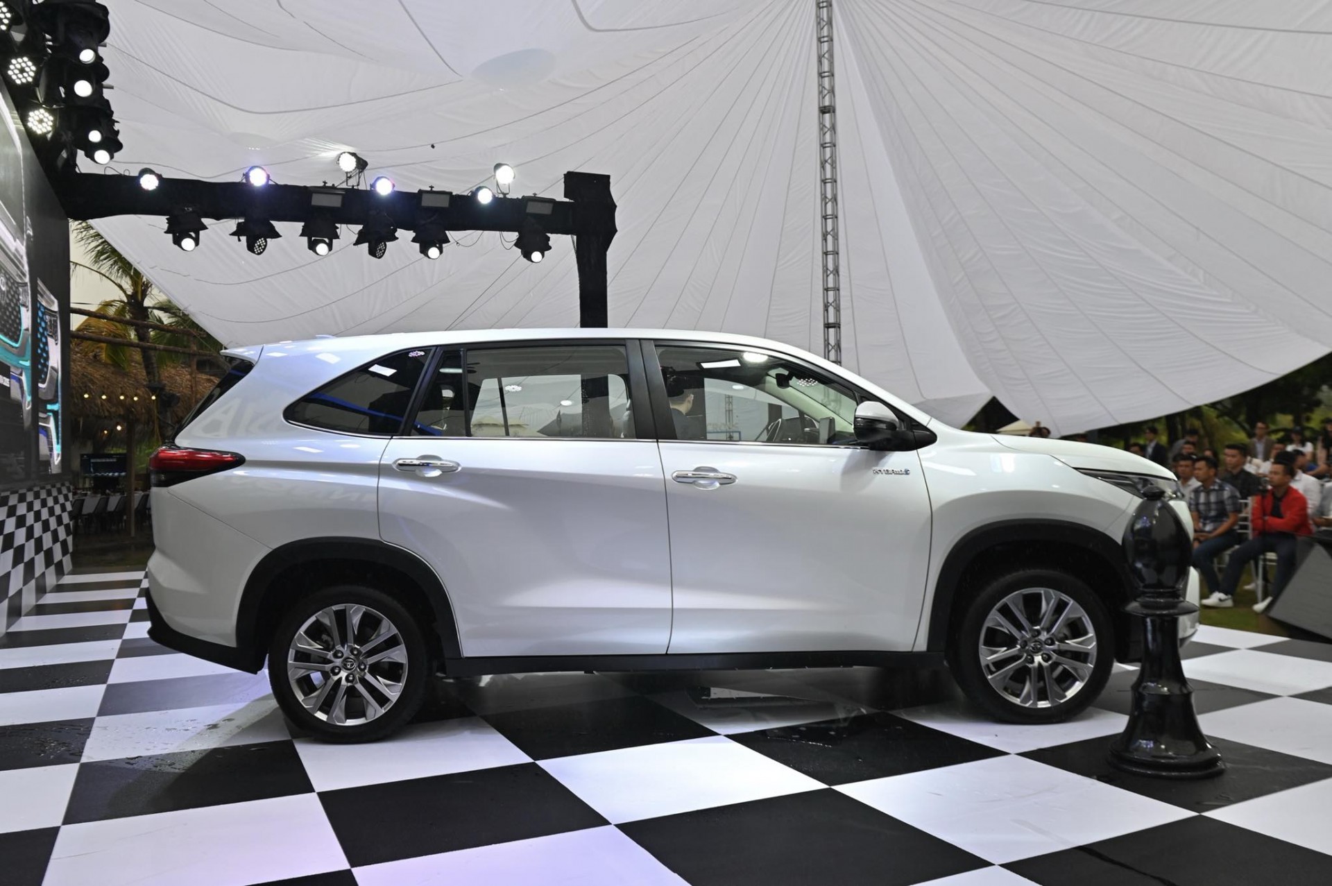 Hình chi tiết Toyota Innova Cross 2.0HEV giá 990 triệu đồng Hình chi tiết Toyota Innova Cross 2.0HEV giá 990 triệu đồng