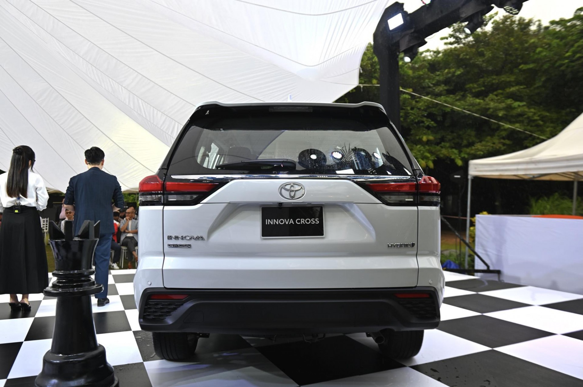 Hình chi tiết Toyota Innova Cross 2.0HEV giá 990 triệu đồng Hình chi tiết Toyota Innova Cross 2.0HEV giá 990 triệu đồng
